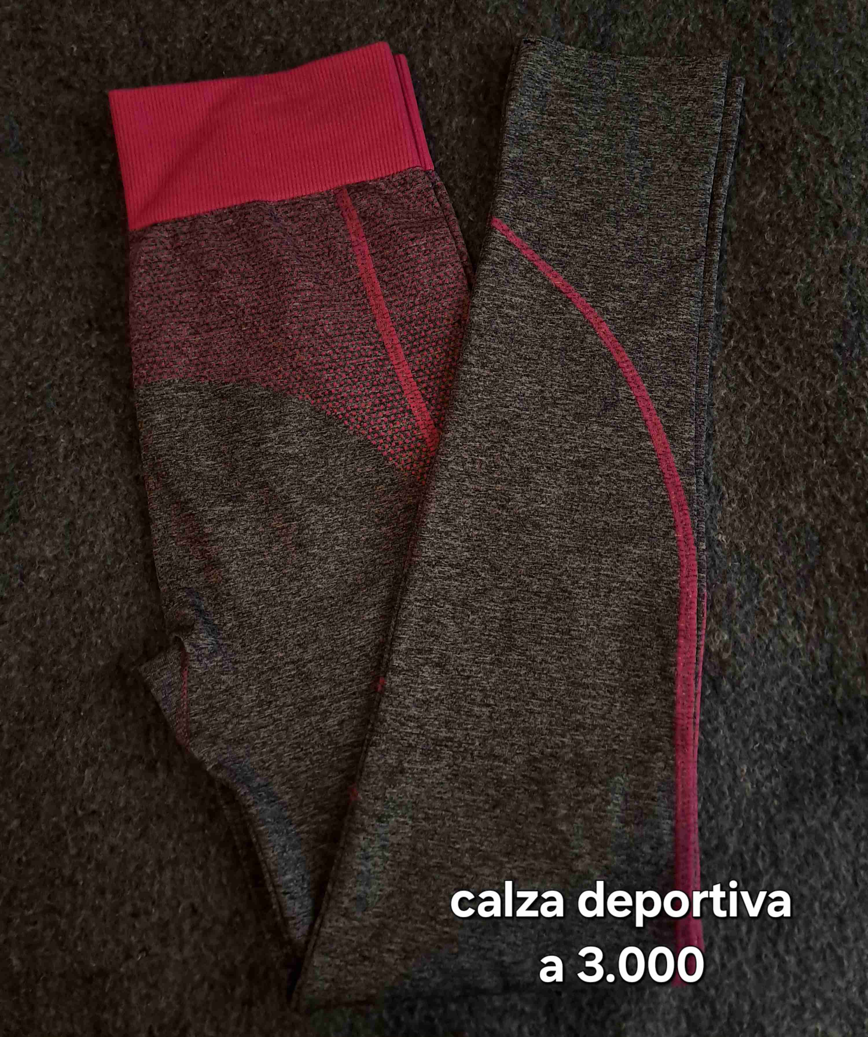 Calza deportiva gris y rosa