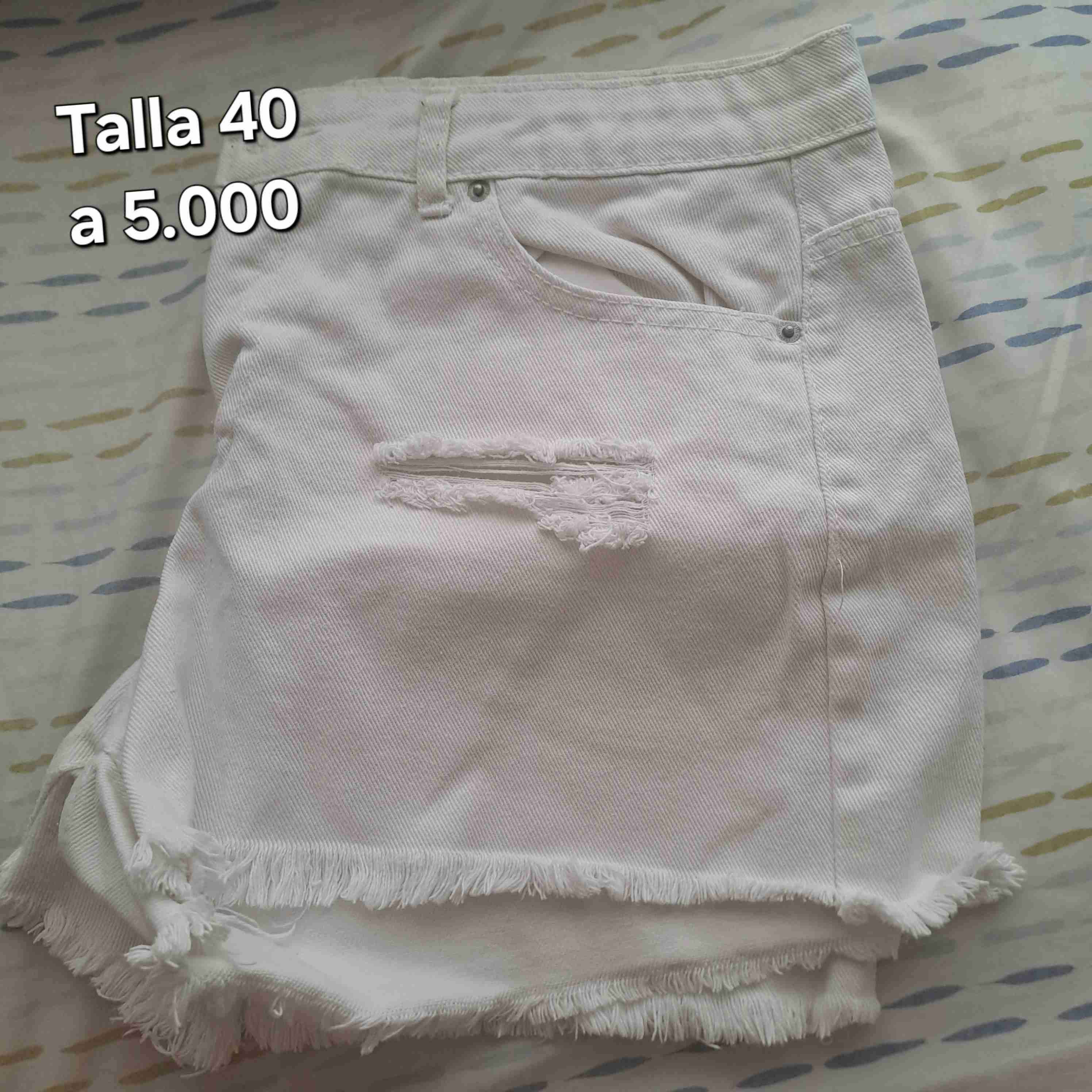 Short blanco con desgastes - miniatura 1