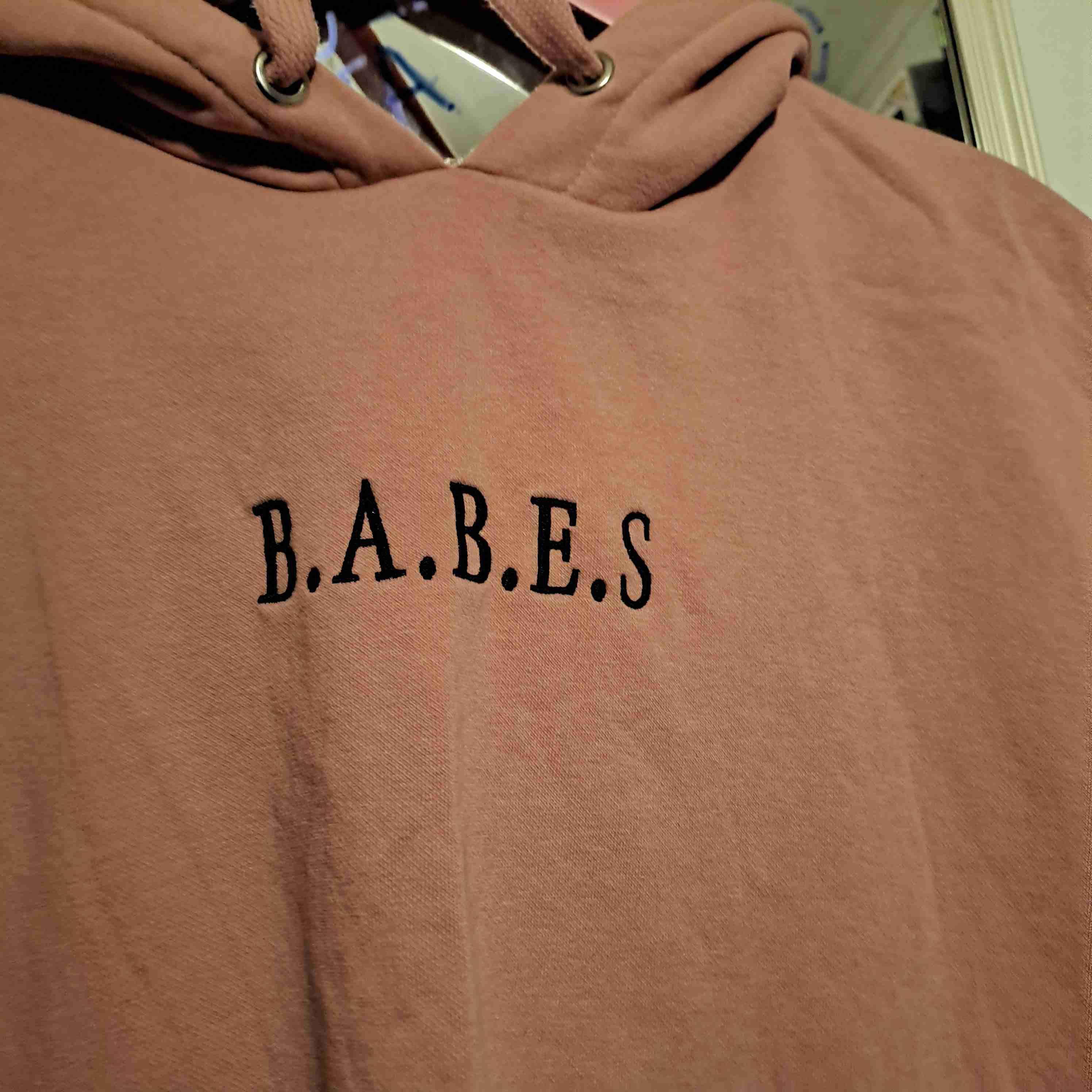 Polerón rosado con capucha - miniatura 2