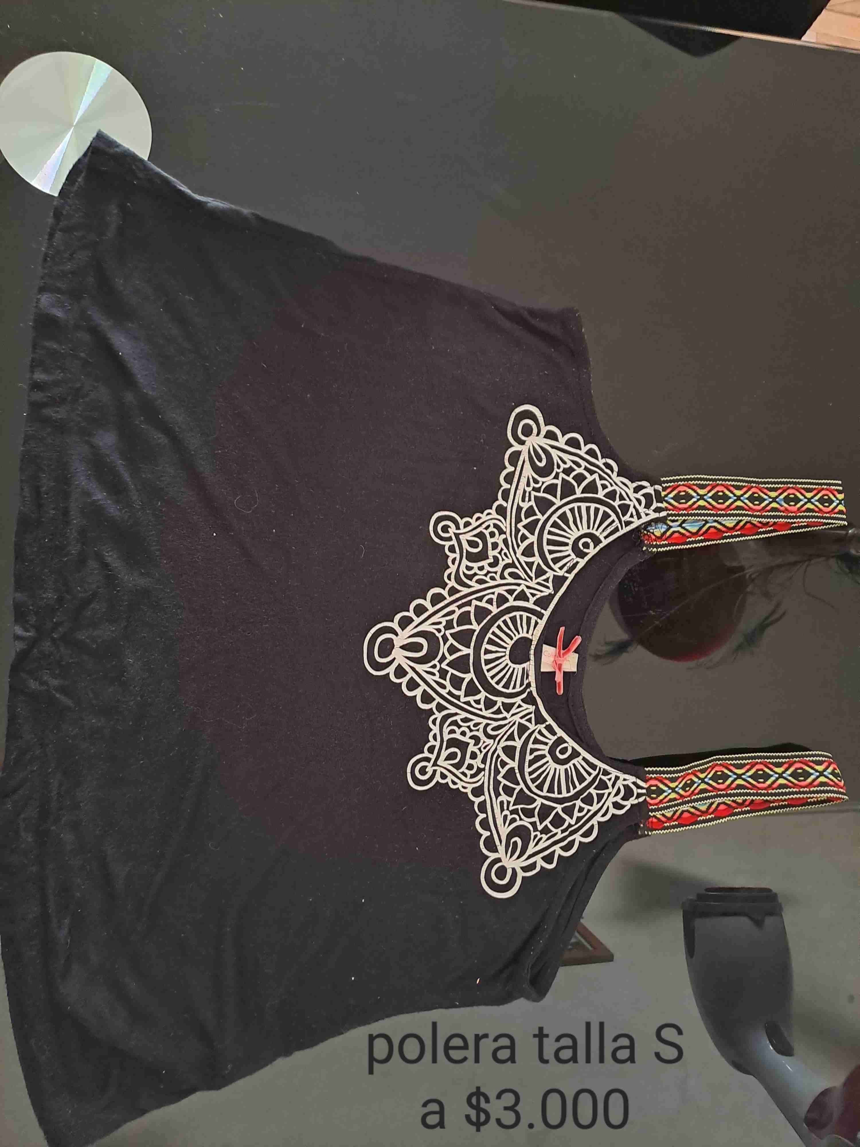 Polera negra con encaje