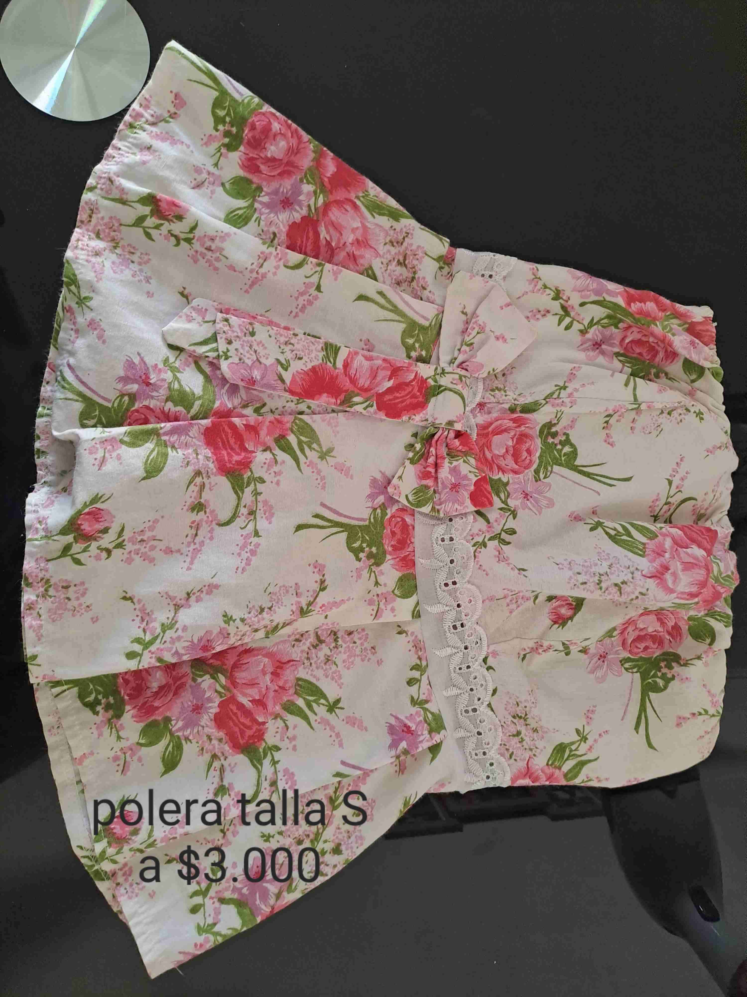 Polera floral con encaje