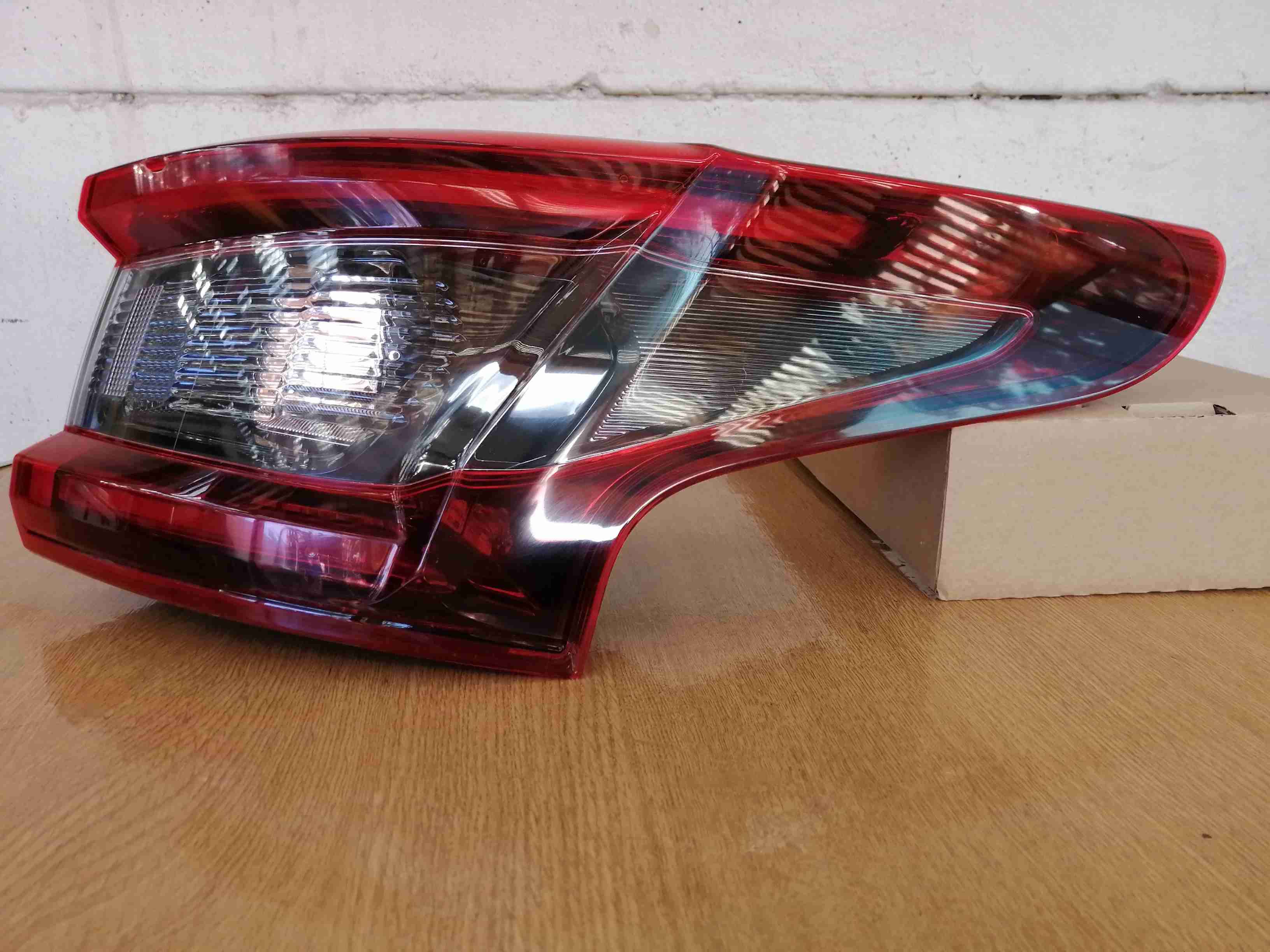 Luz trasera Nissan Qashqai 2022 excelente - miniatura 1