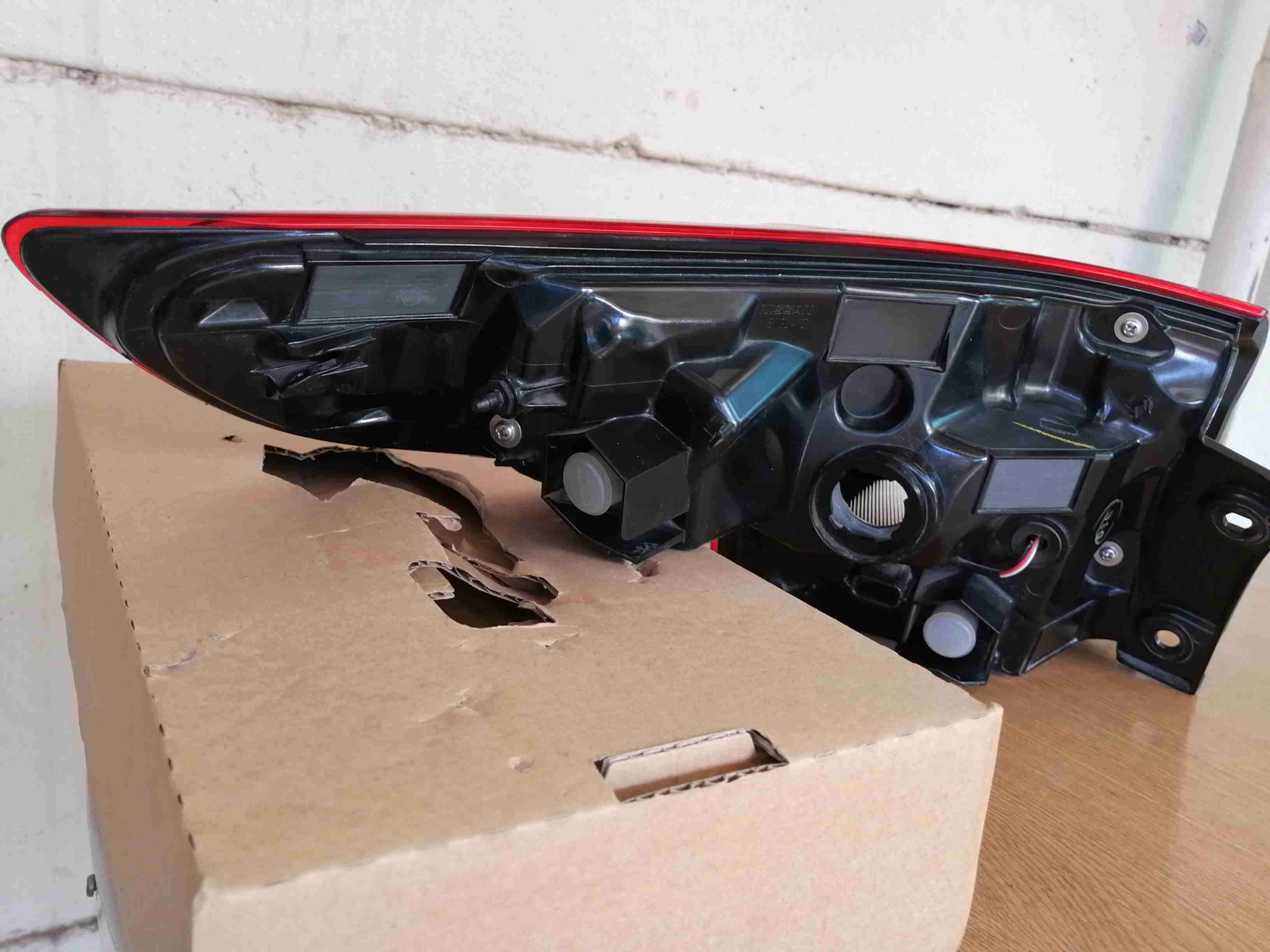 Luz trasera Nissan Qashqai 2022 excelente - miniatura 2