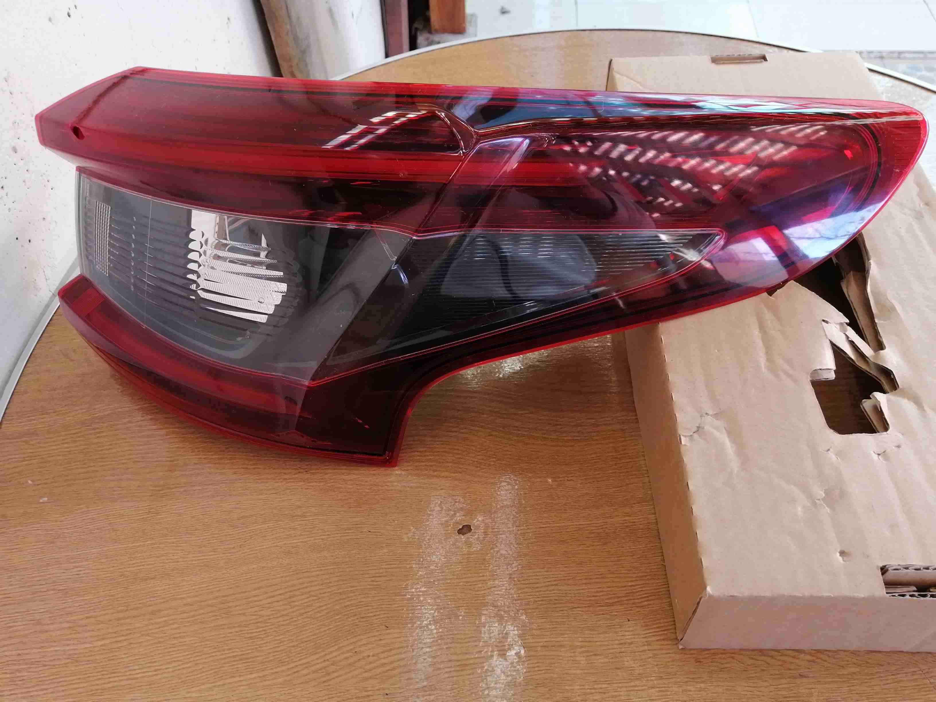 Luz trasera Nissan Qashqai 2022 excelente - miniatura 3