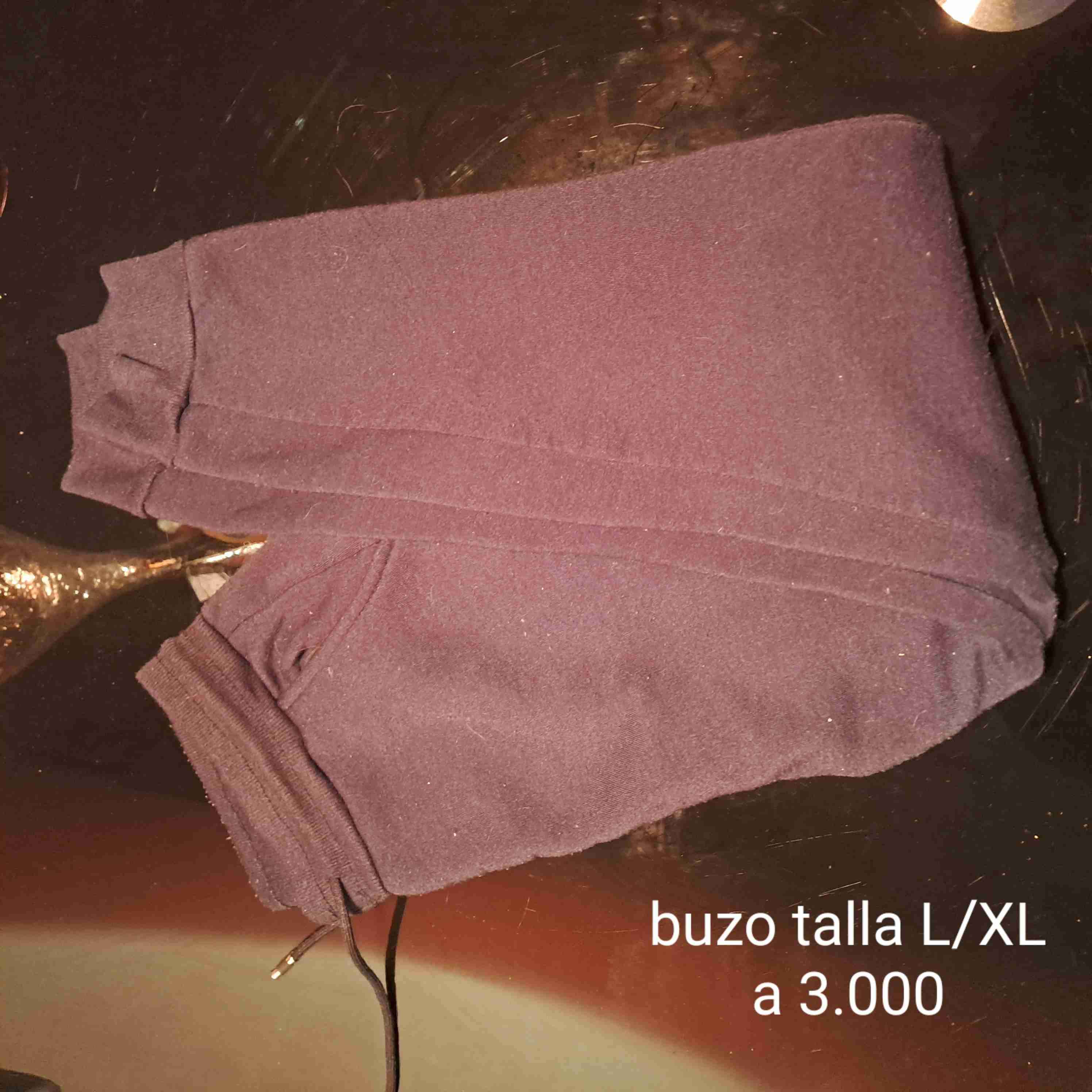 Buzo color azul oscuro