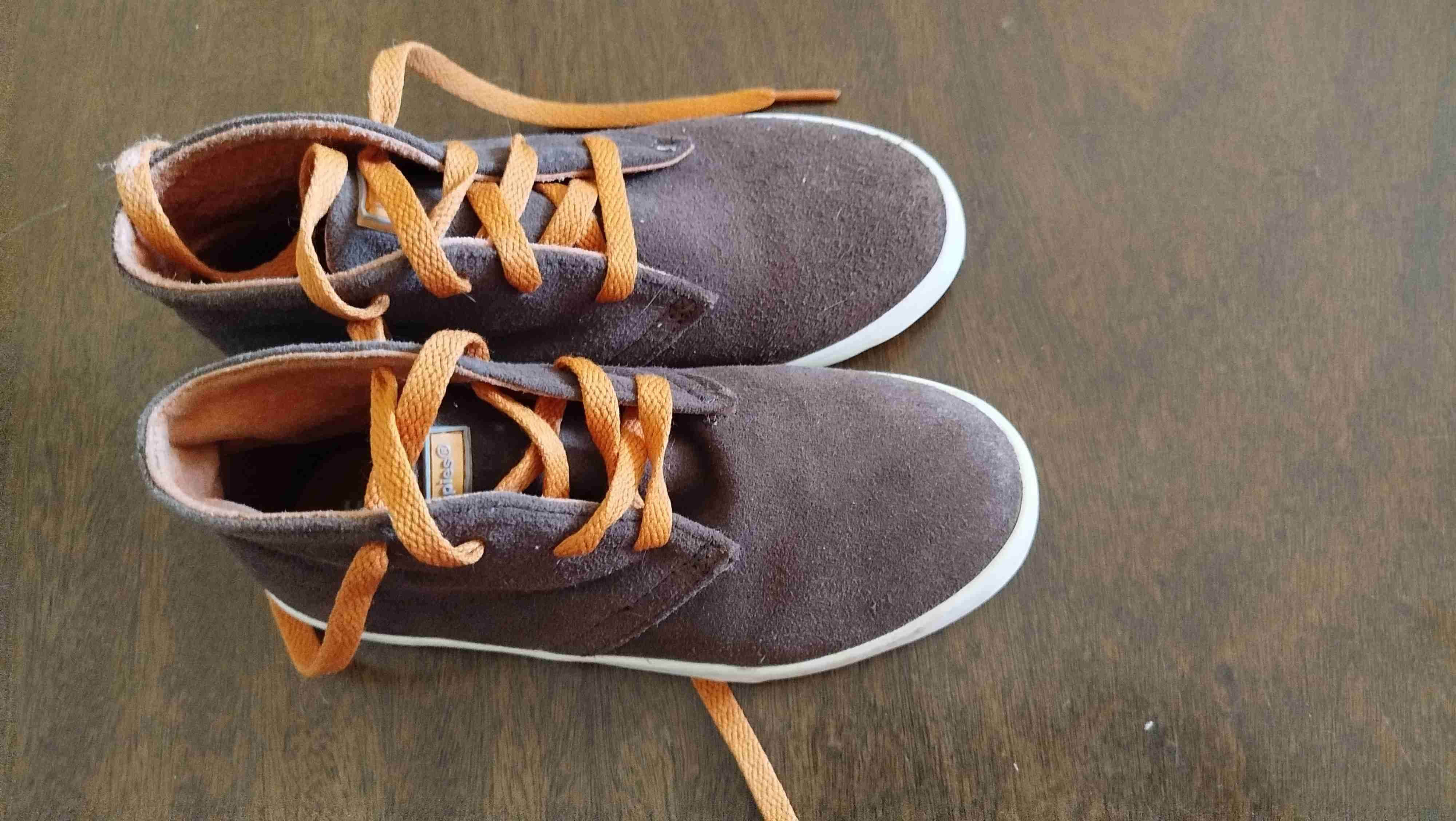 Zapatillas niño marrón y naranjas