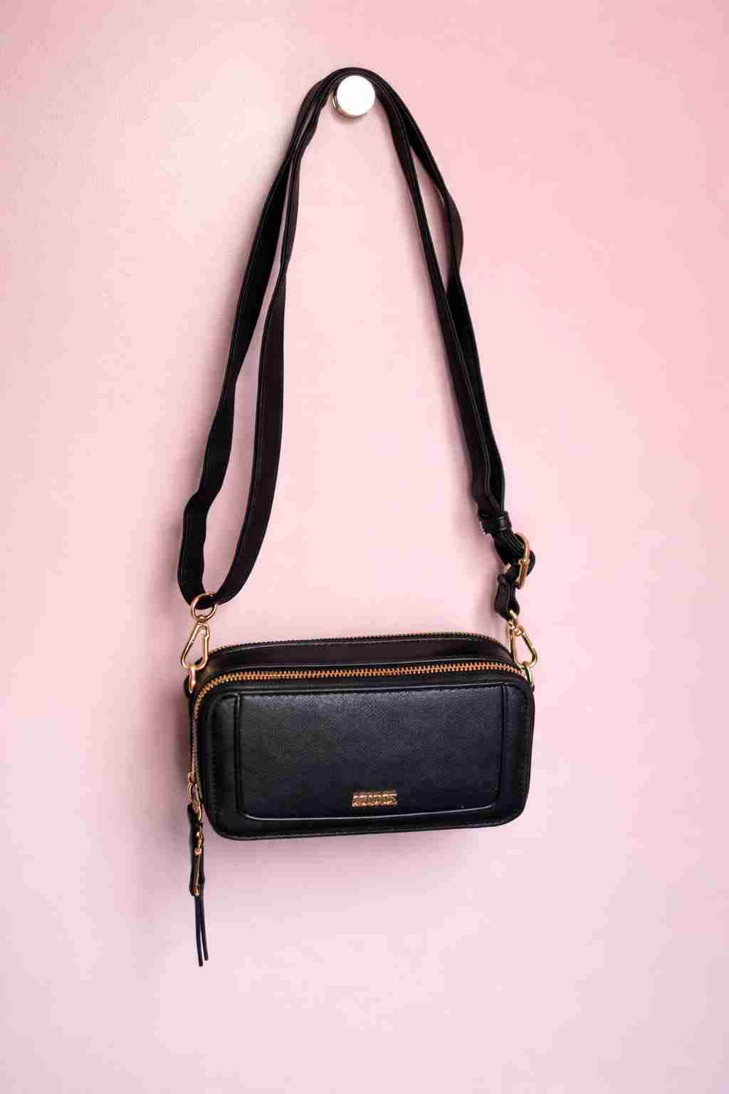 Cartera negra de cuero sintético