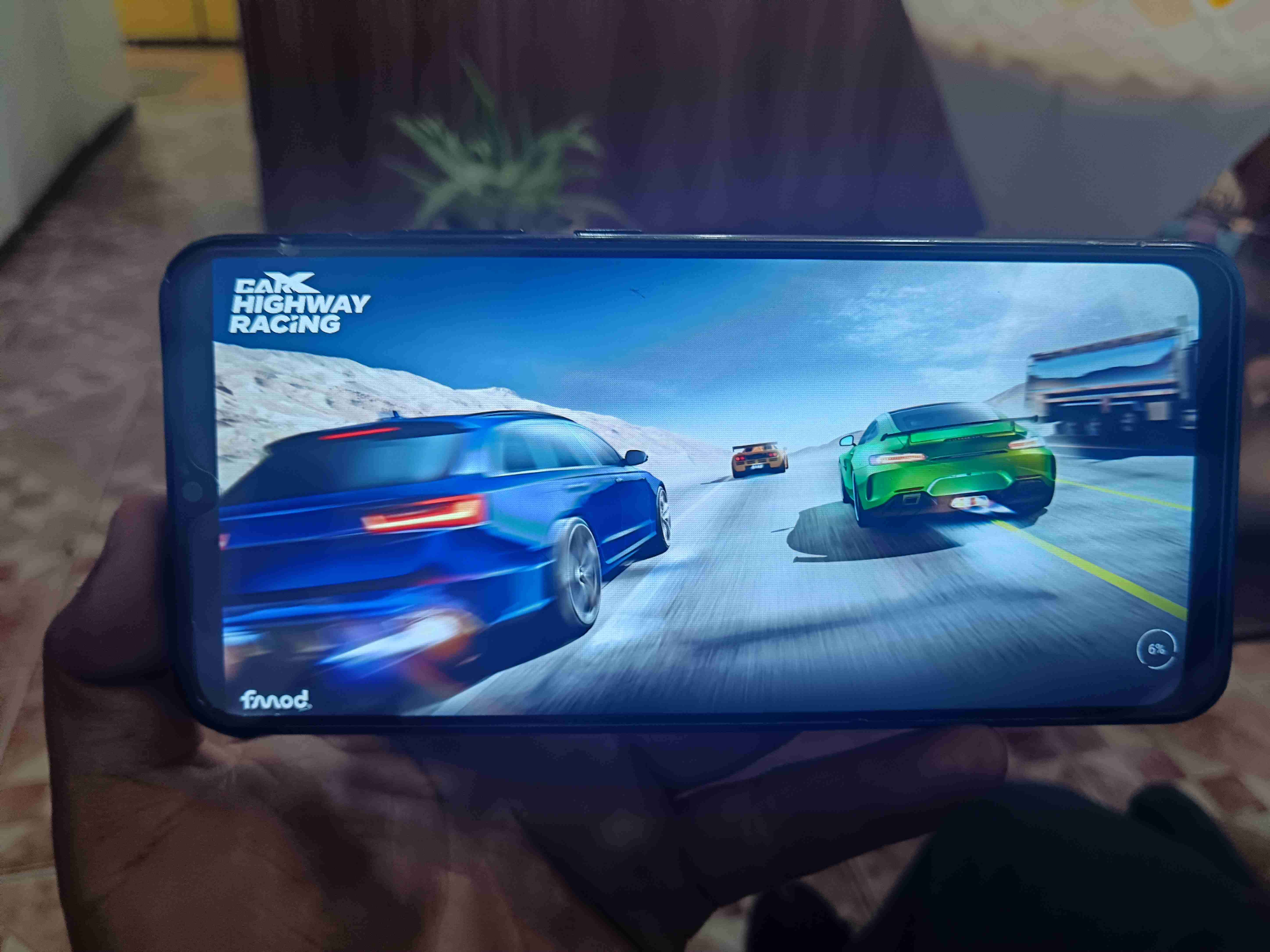 Smartphone moderno en buen estado - miniatura 3