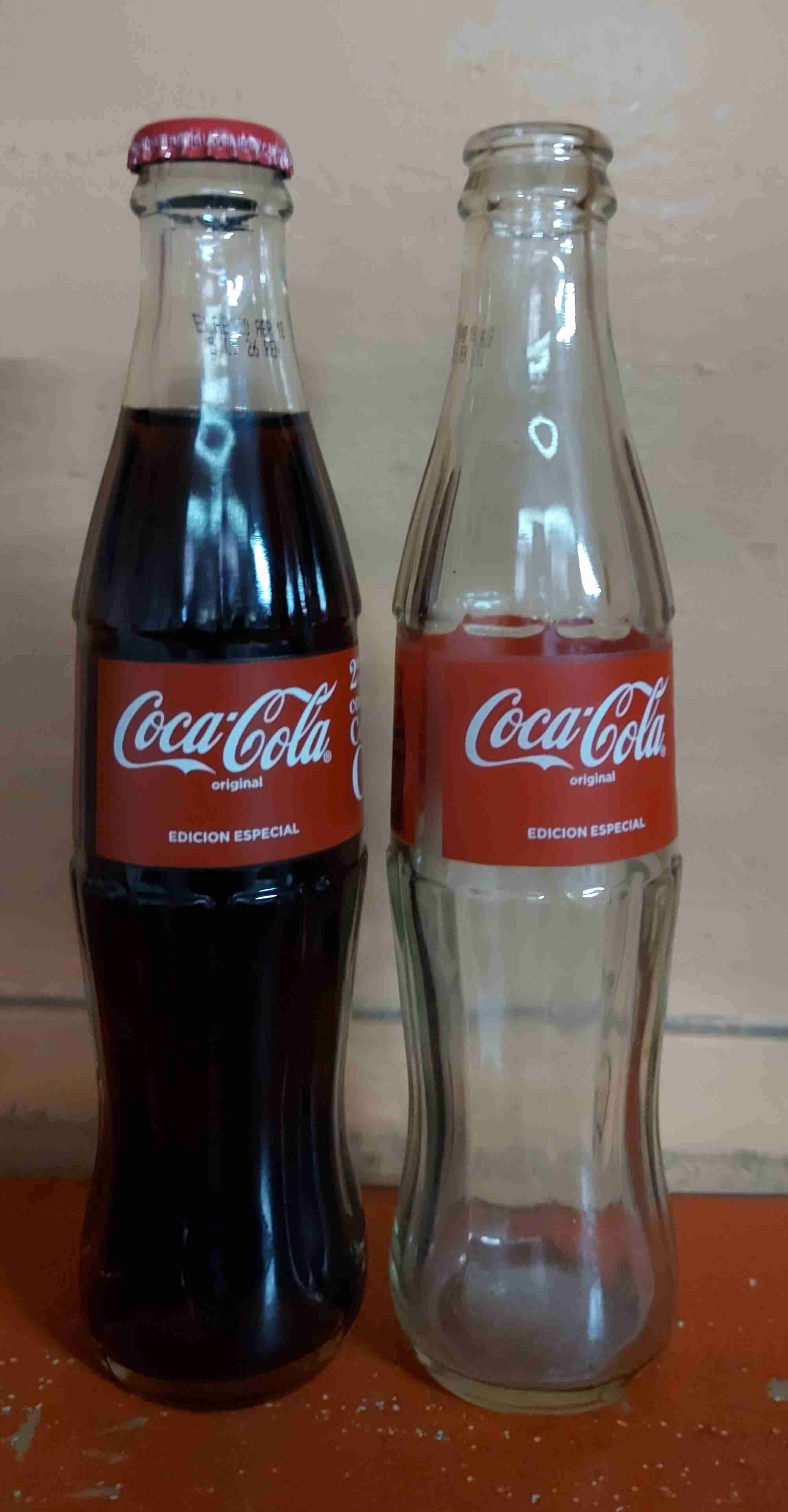 Botellas Coca-Cola edición especial 2a convencion - miniatura 1