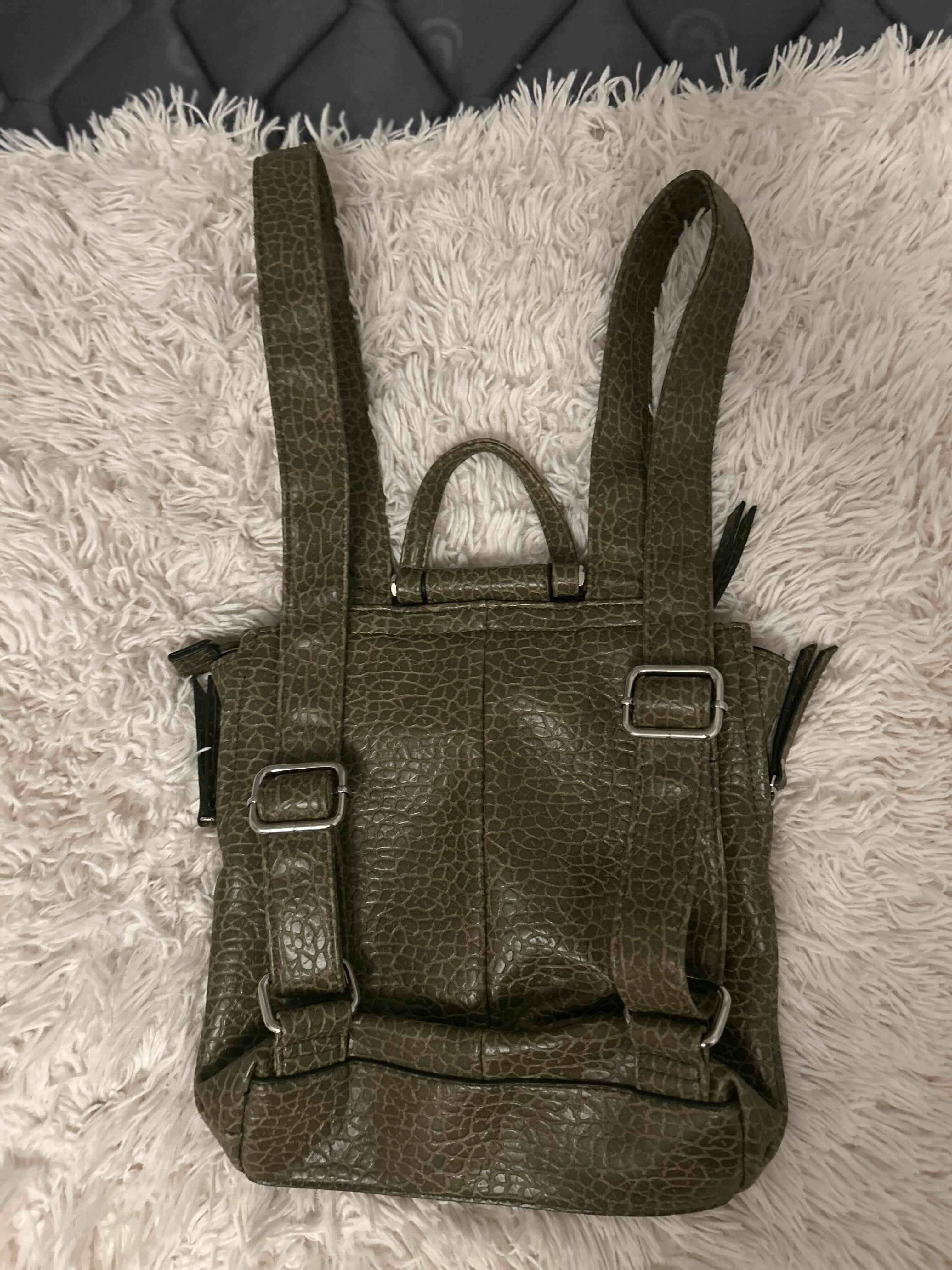 Mochila verde de cuero sintético - miniatura 2