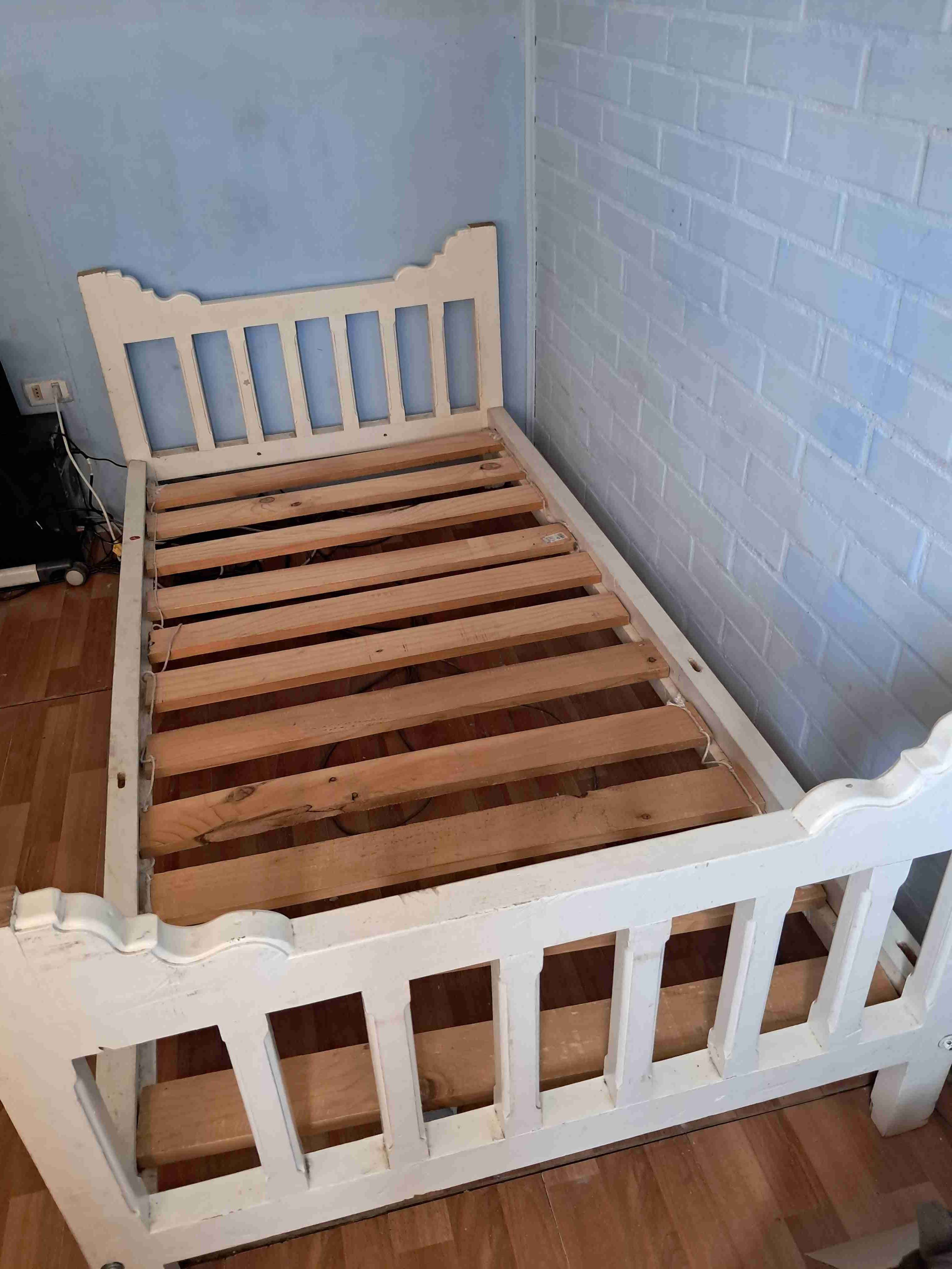 Cama infantil blanca de madera - miniatura 1