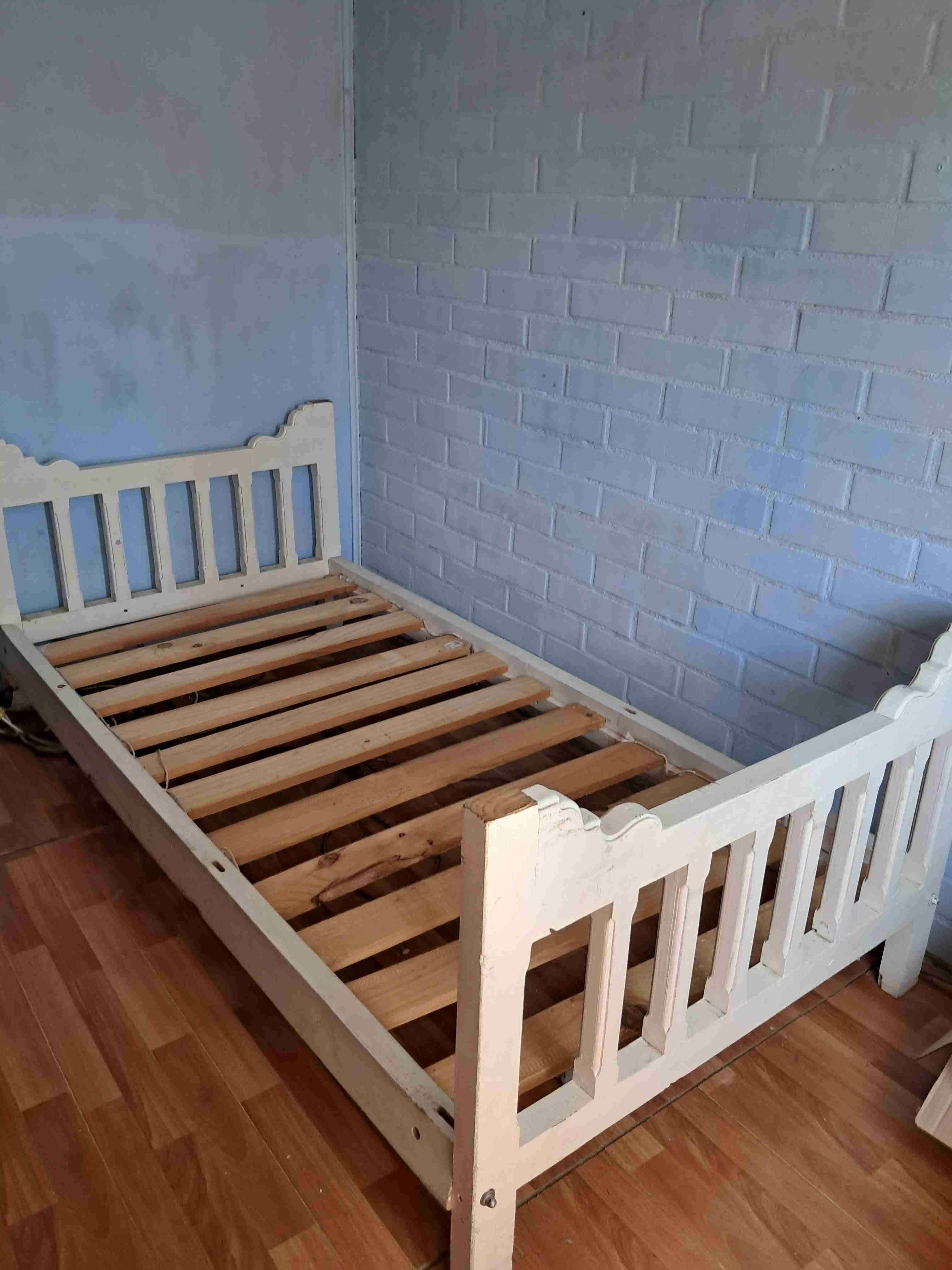 Cama infantil blanca de madera - miniatura 2