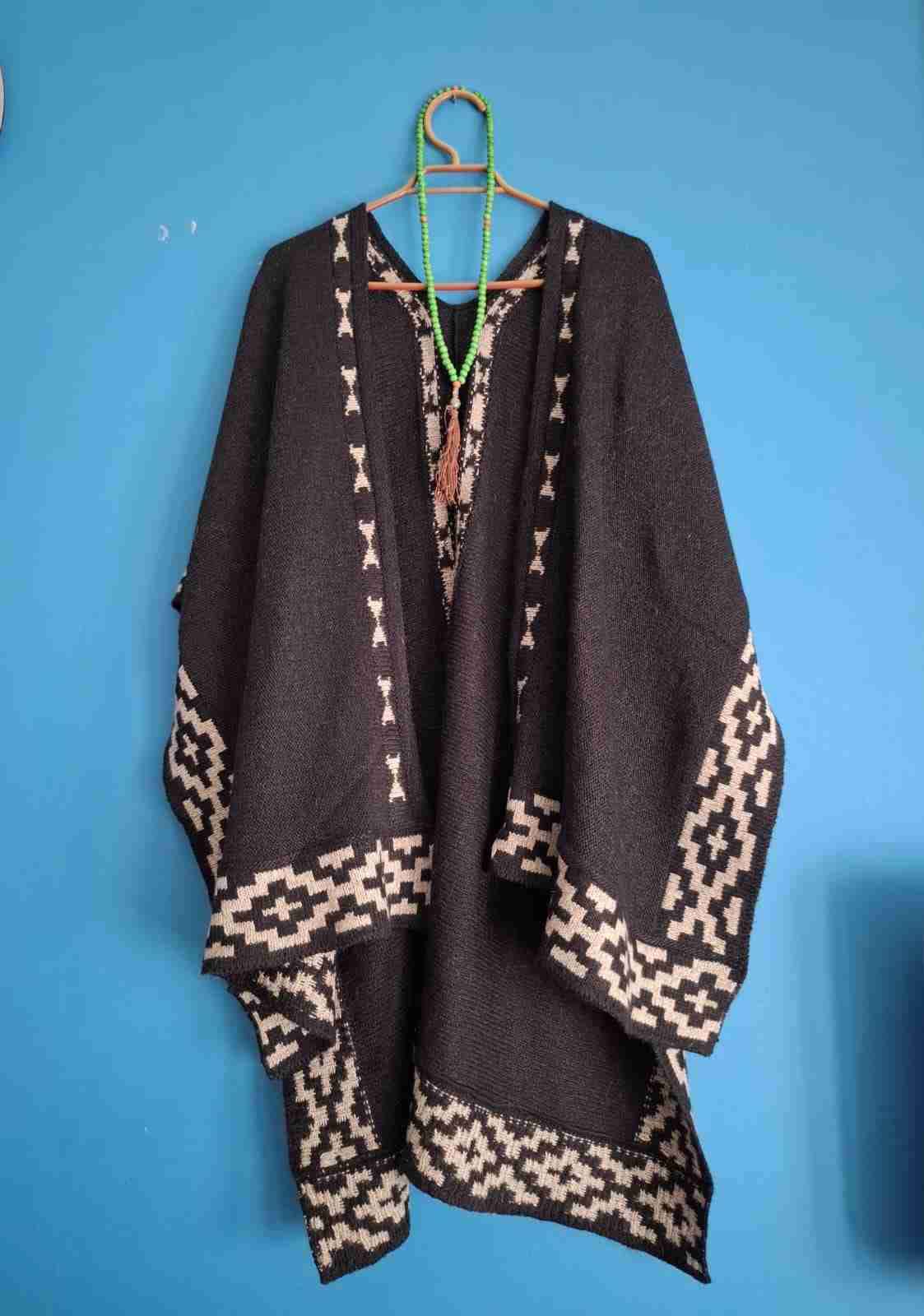 Poncho tejido negro y beige