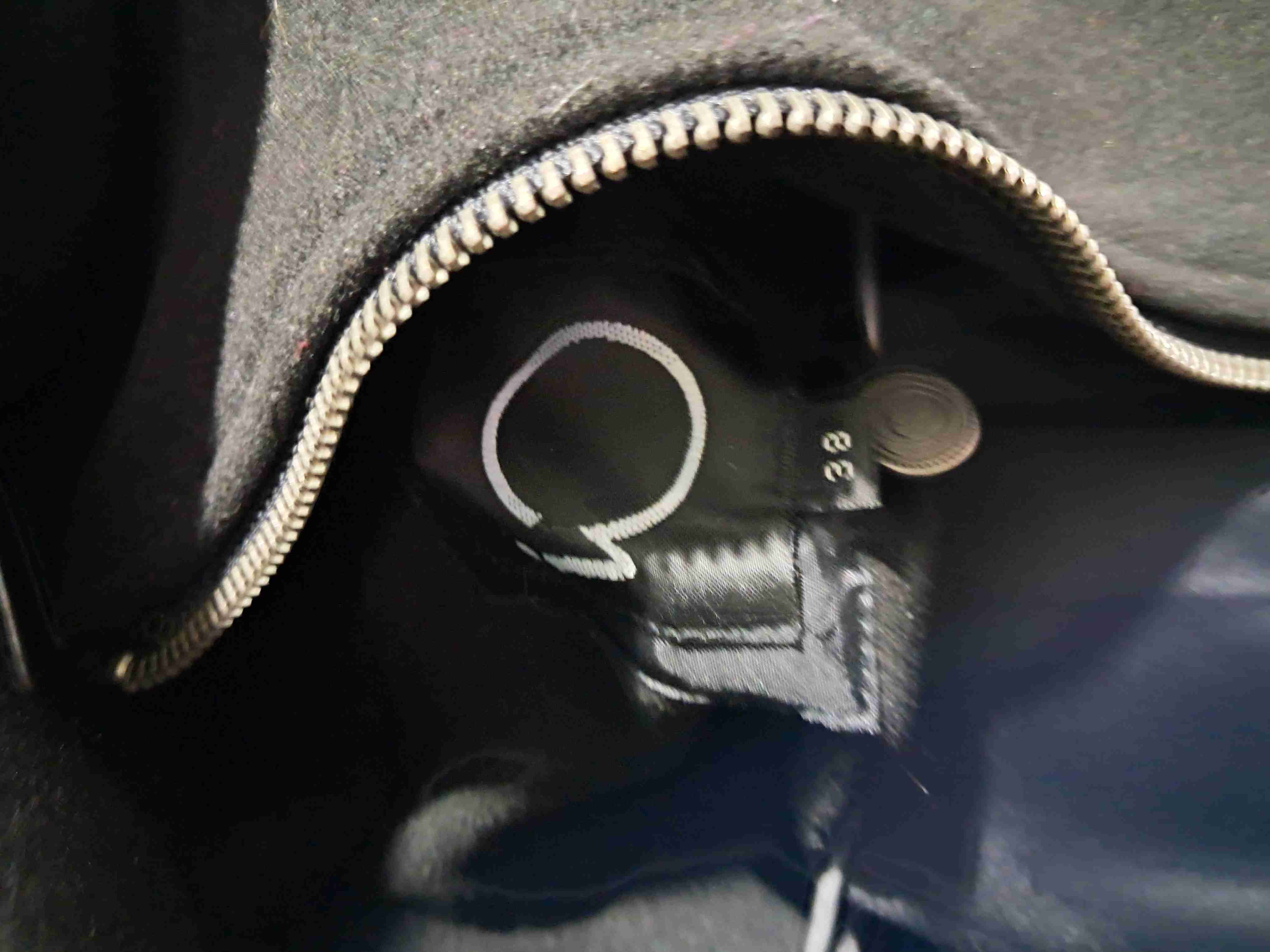 Chaqueta negra con capucha - 2