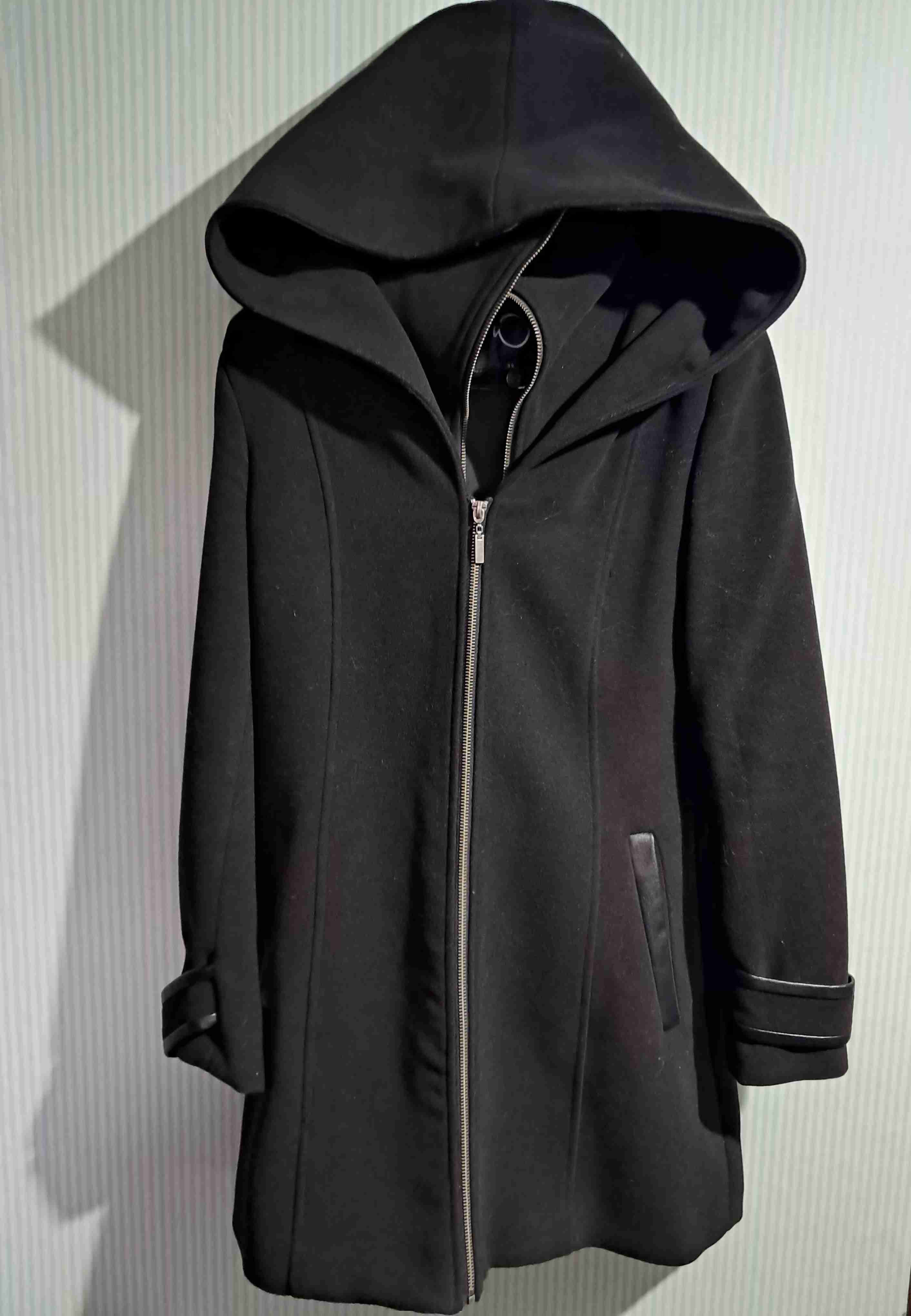 Chaqueta negra con capucha - 3