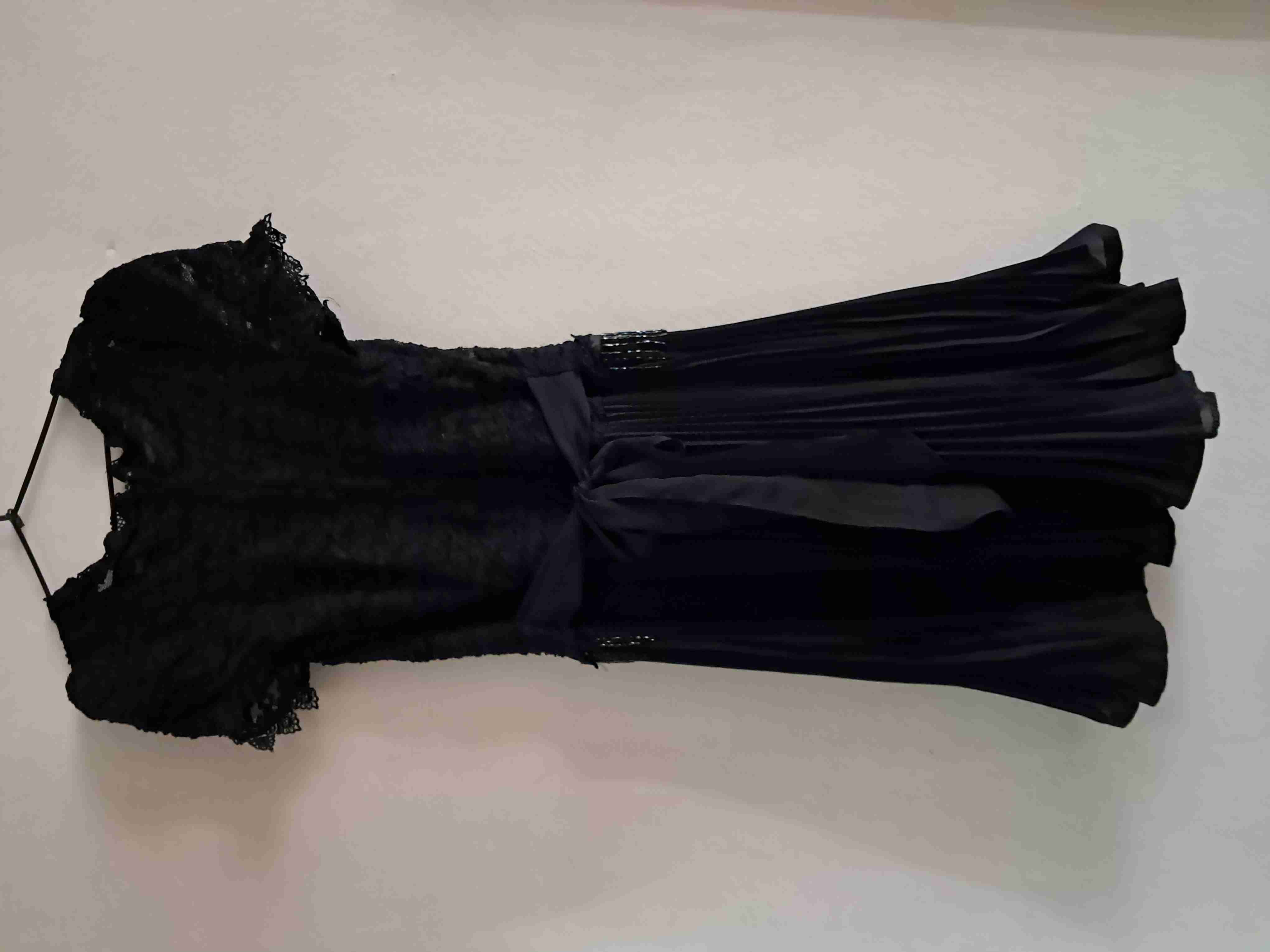 Vestido negro de encaje y plisado - 1