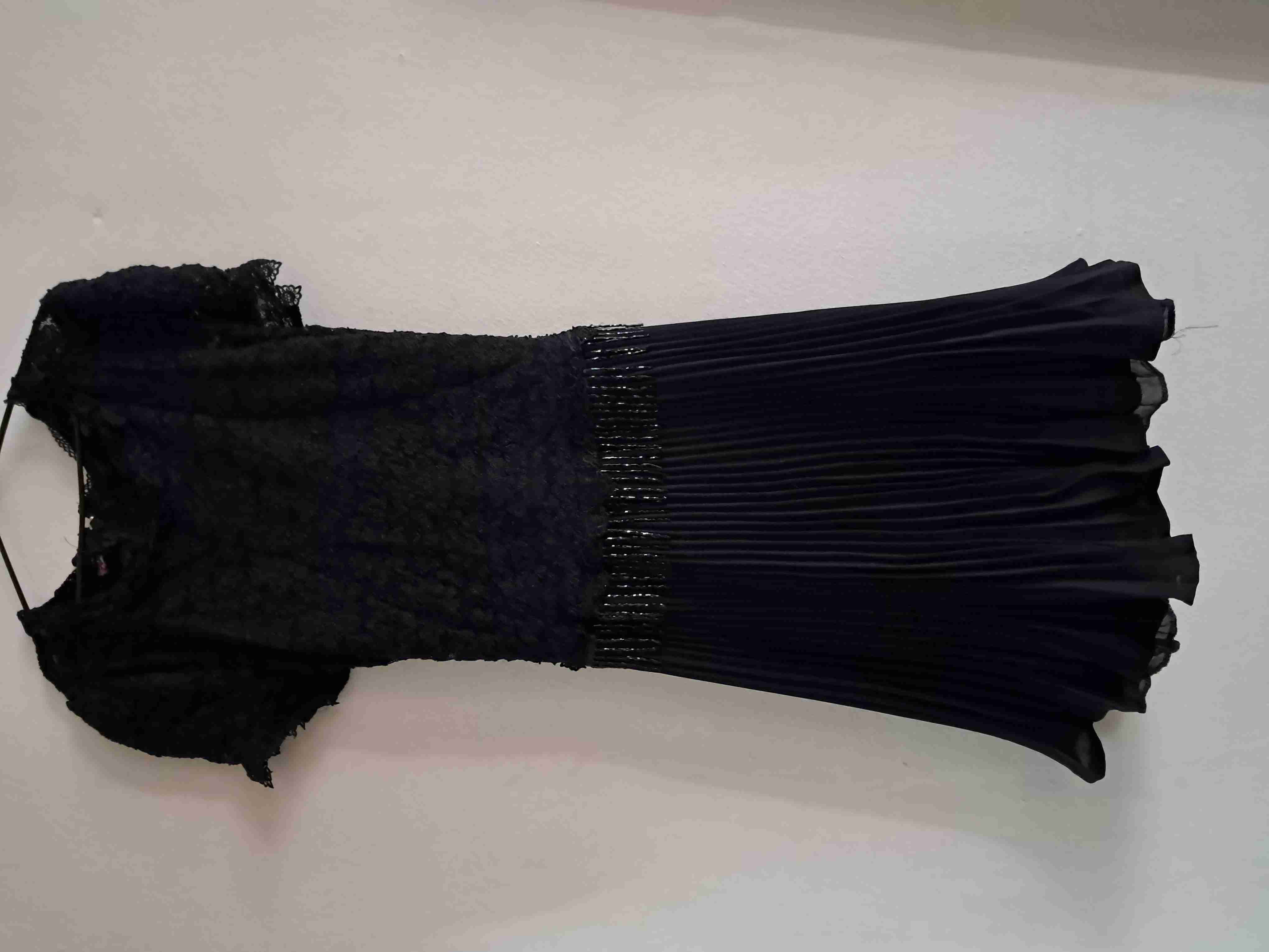 Vestido negro de encaje y plisado - 2