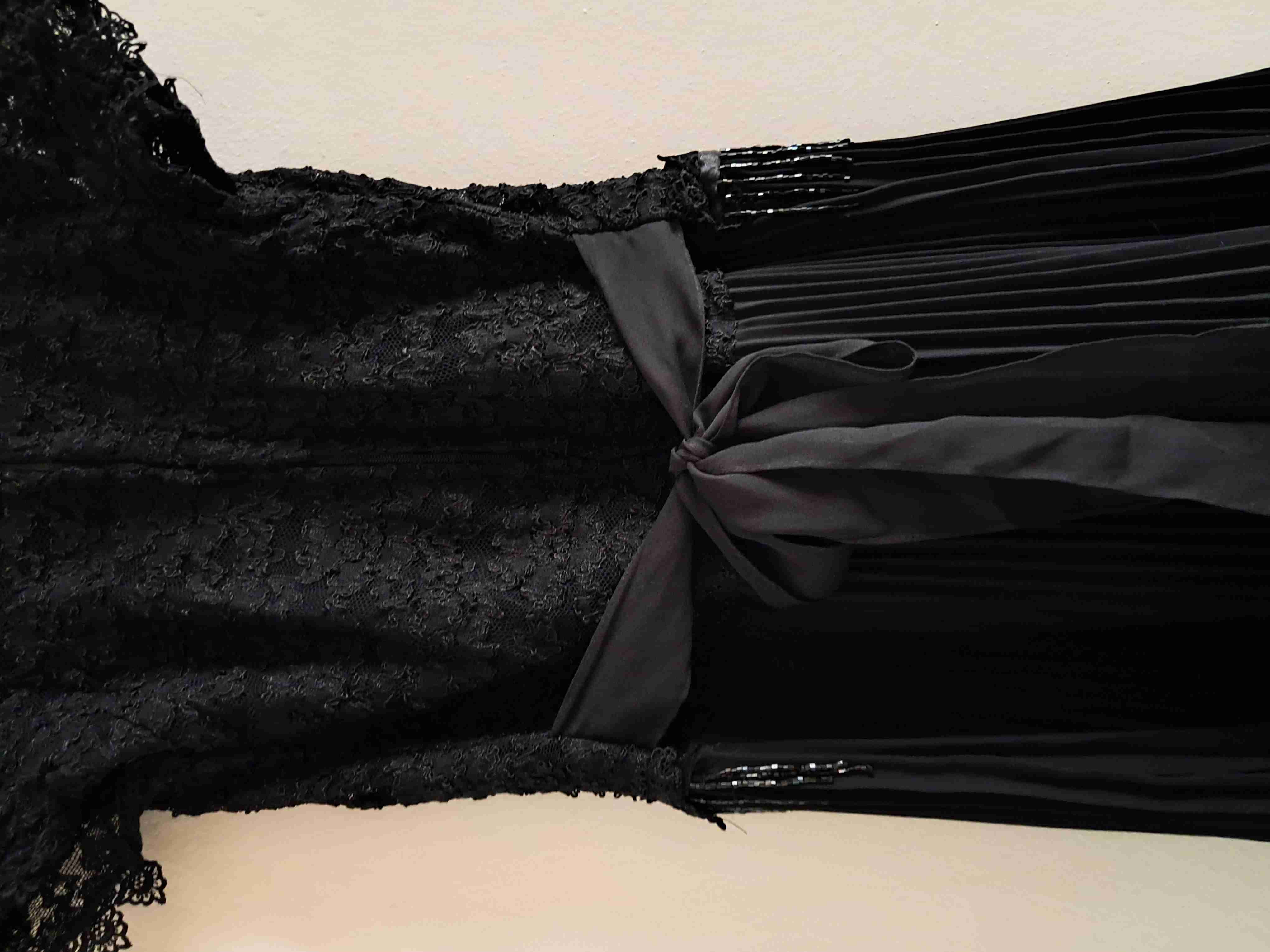 Vestido negro de encaje y plisado - 3