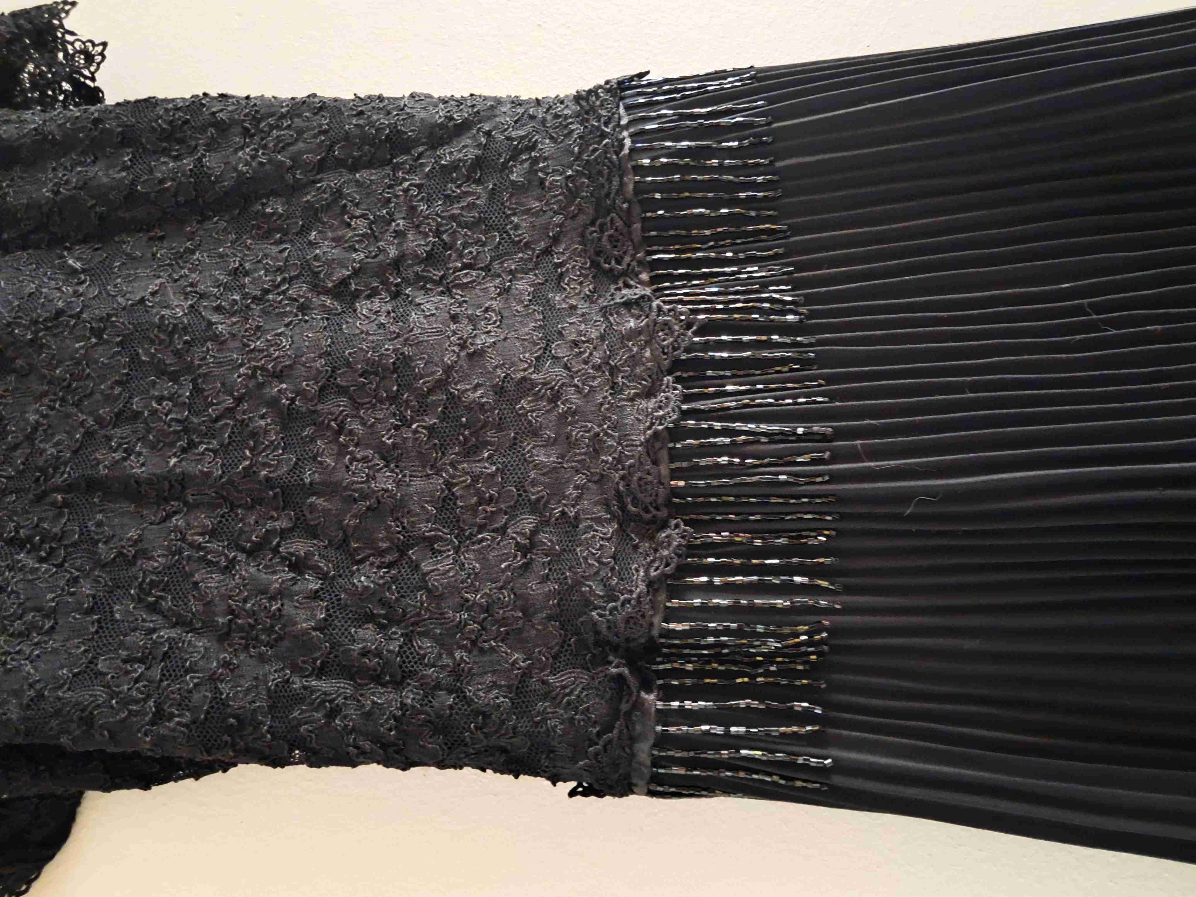 Vestido negro de encaje y plisado - 4