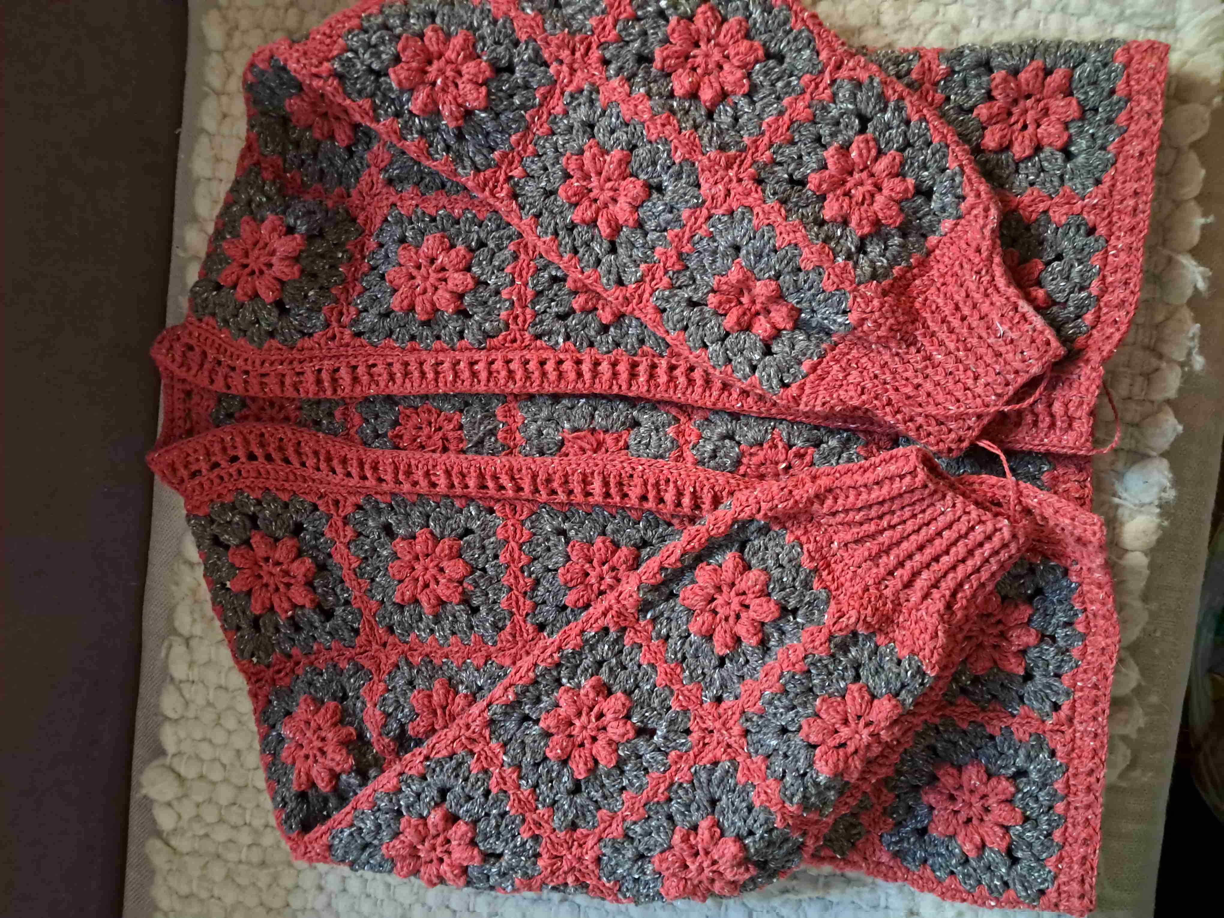 Chaqueta crochet gris y rosada