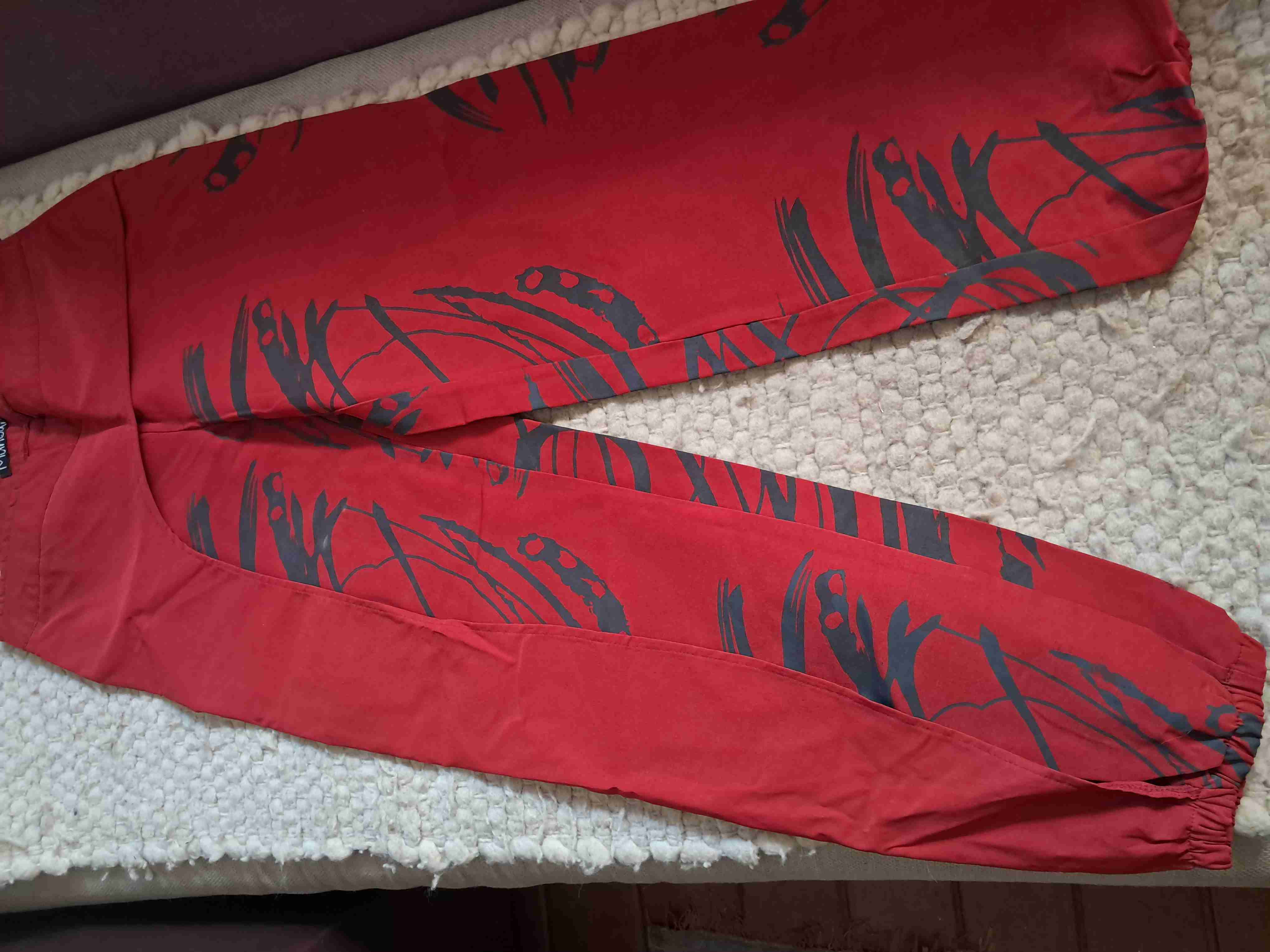 Pantalón rojo con estampado - 1