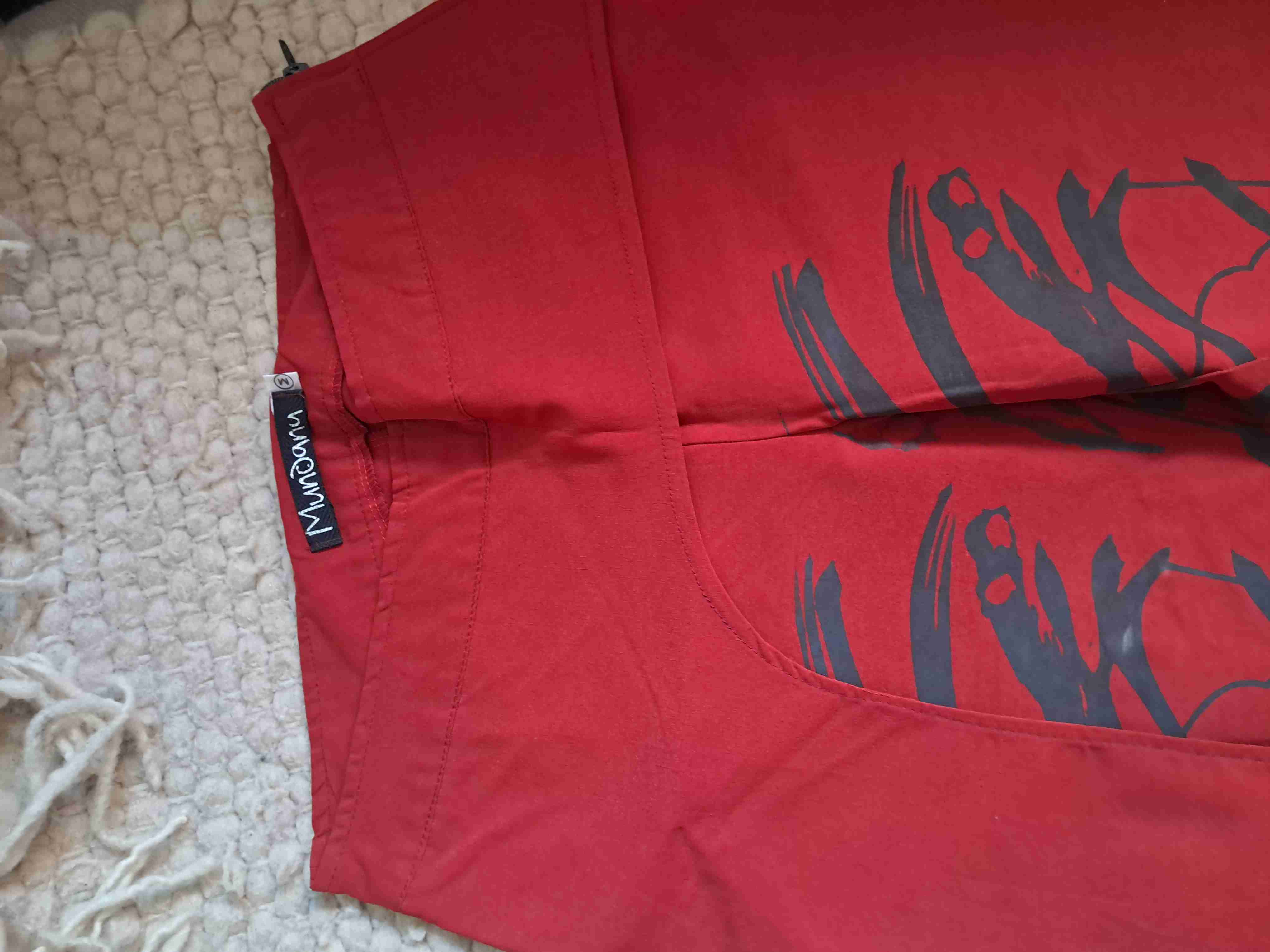 Pantalón rojo con estampado - 2