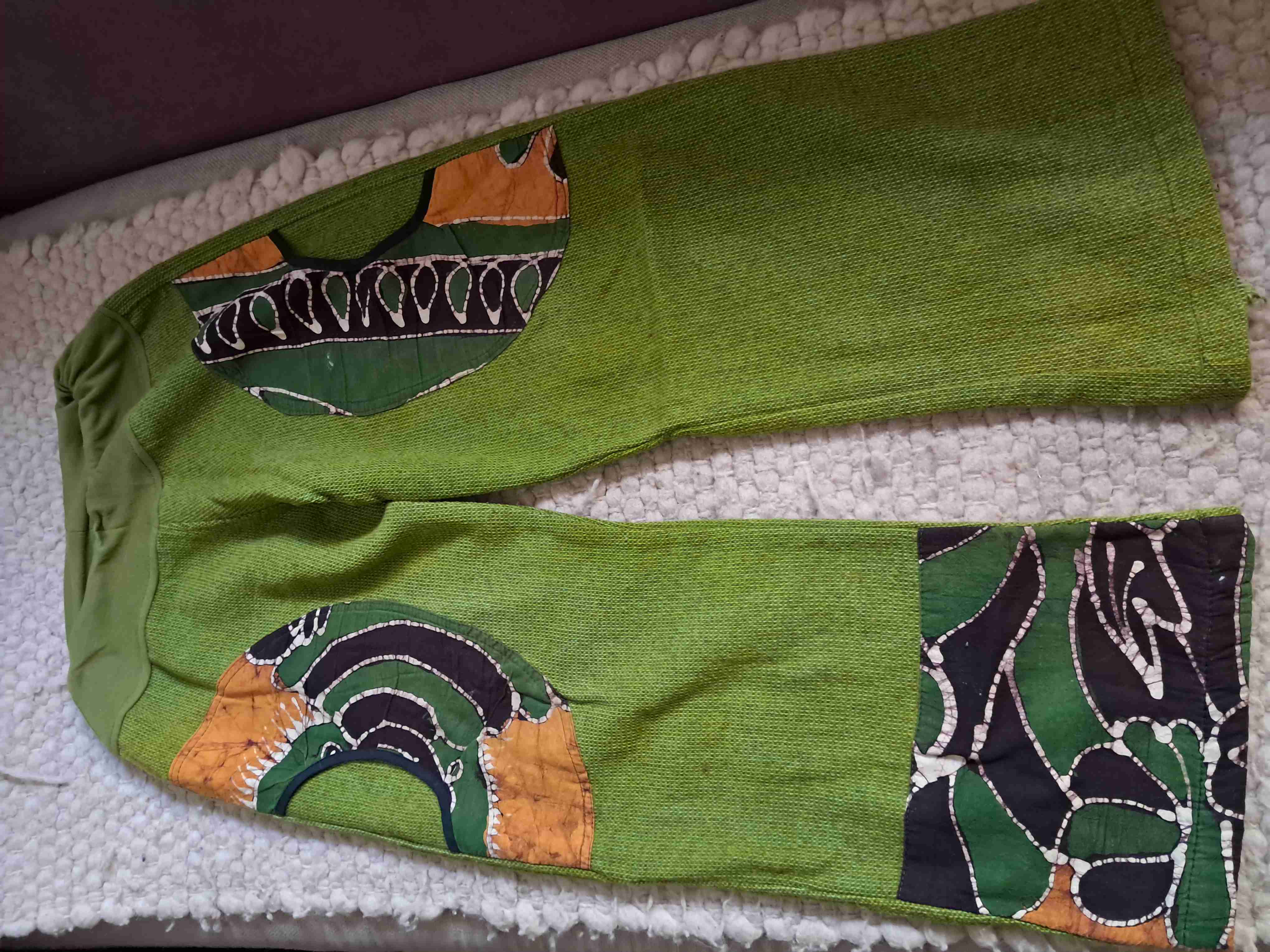 Pantalones verdes con diseño étnico - miniatura 1