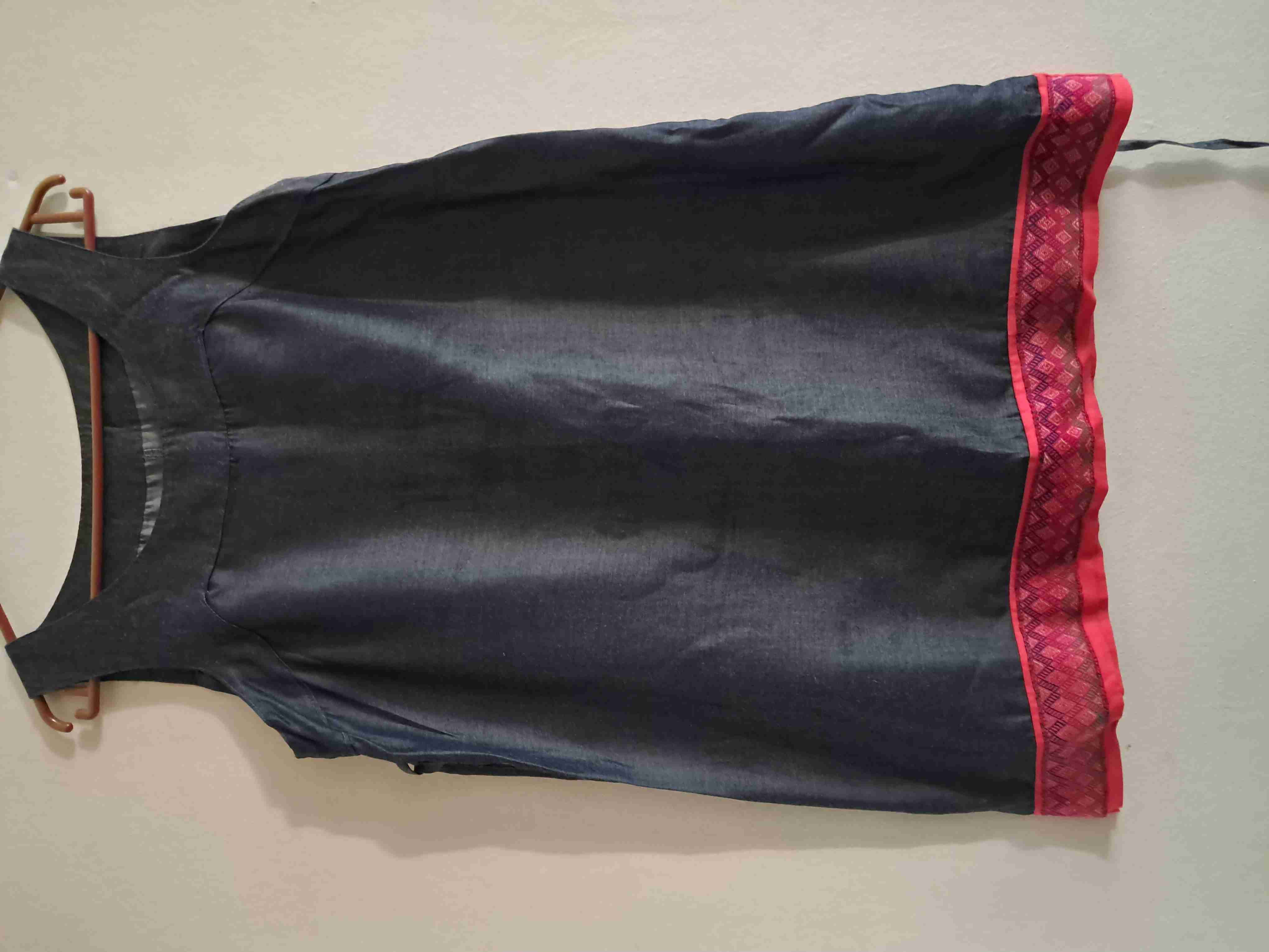 Vestido azul con borde rosado - miniatura 1