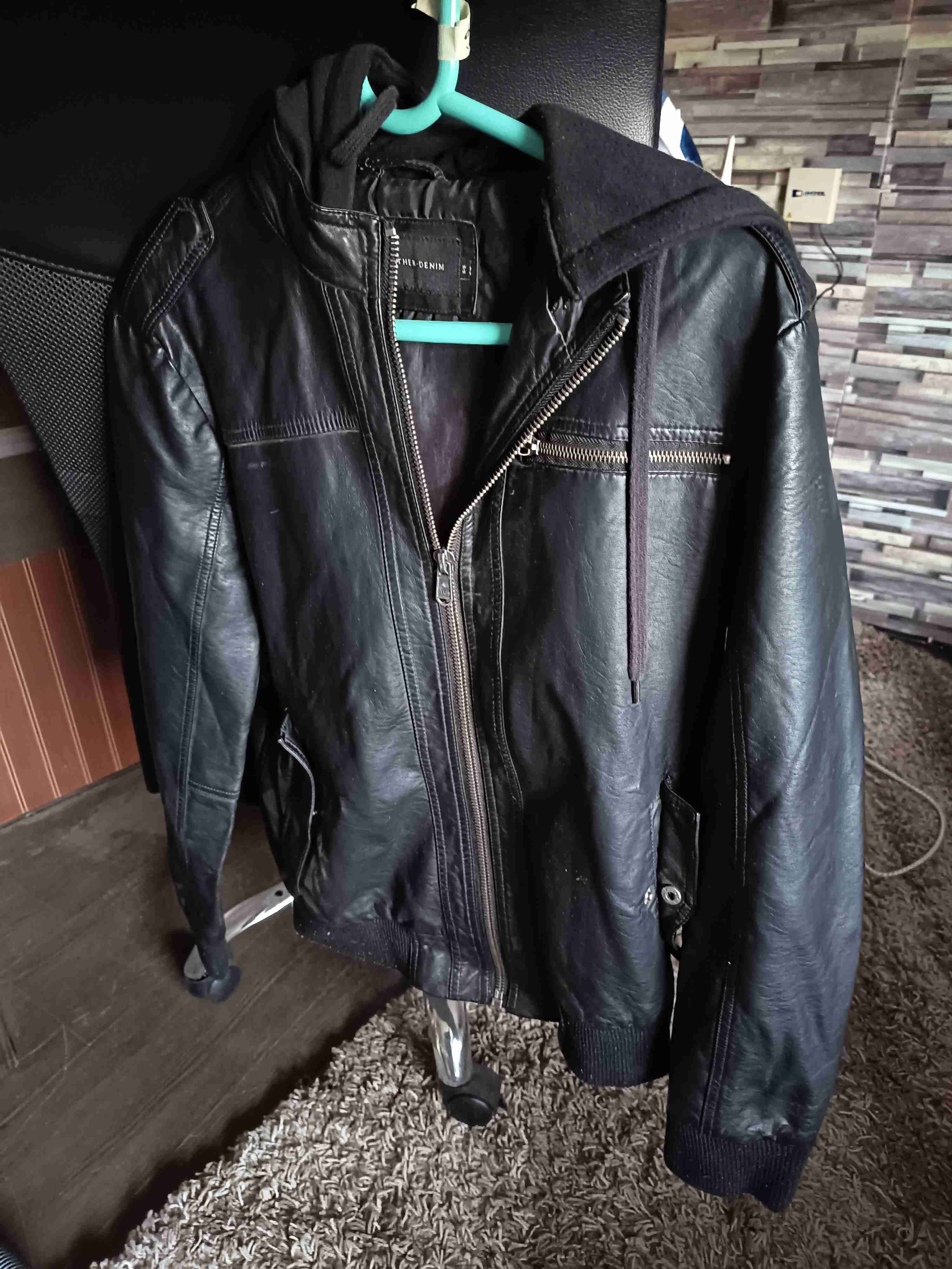 Chaqueta ecocuero negro con capucha