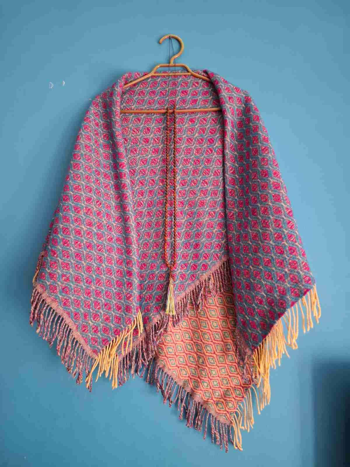 Chal tejido multicolor con flecos