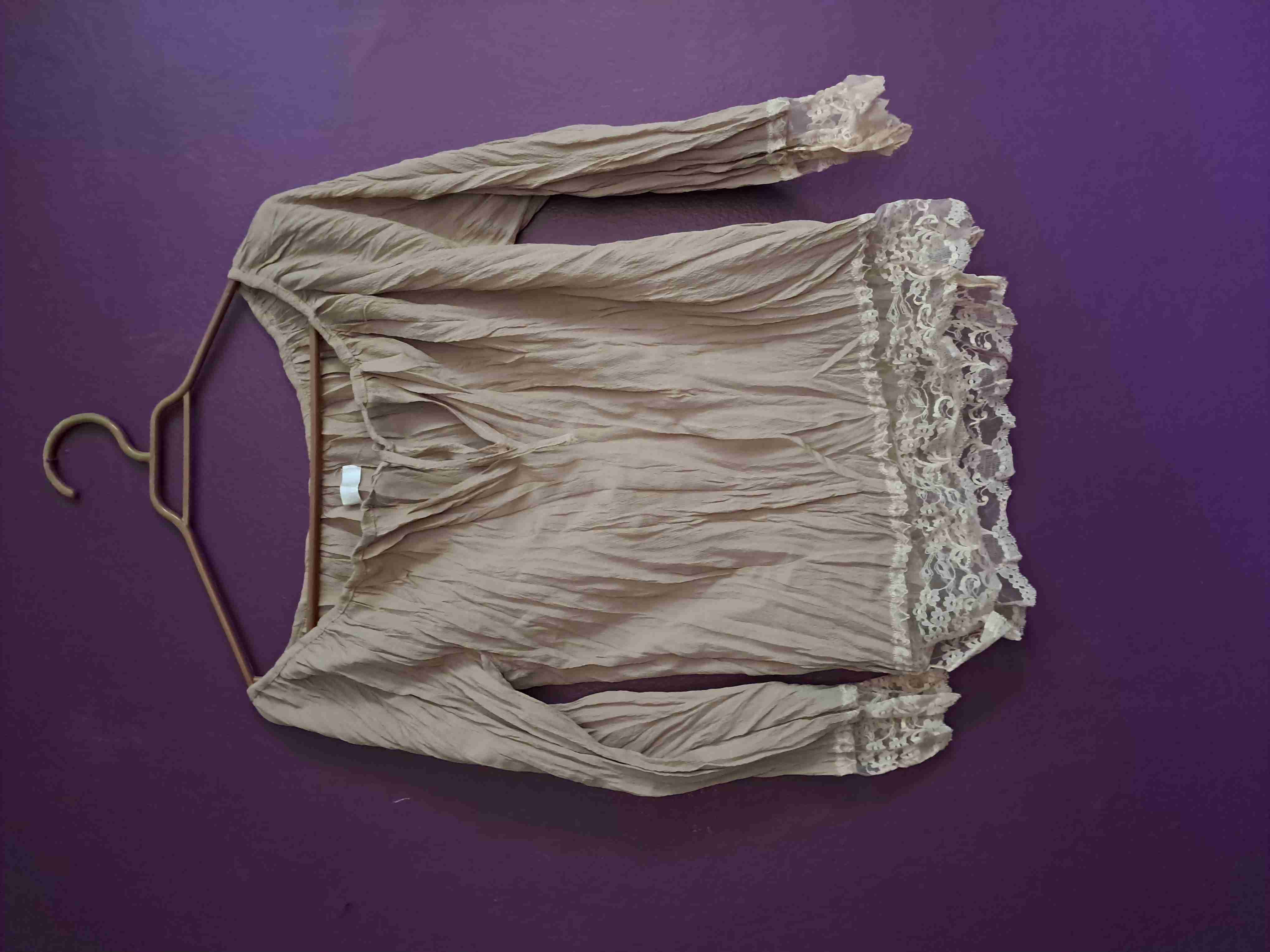 Blusa beige con encaje - miniatura 1
