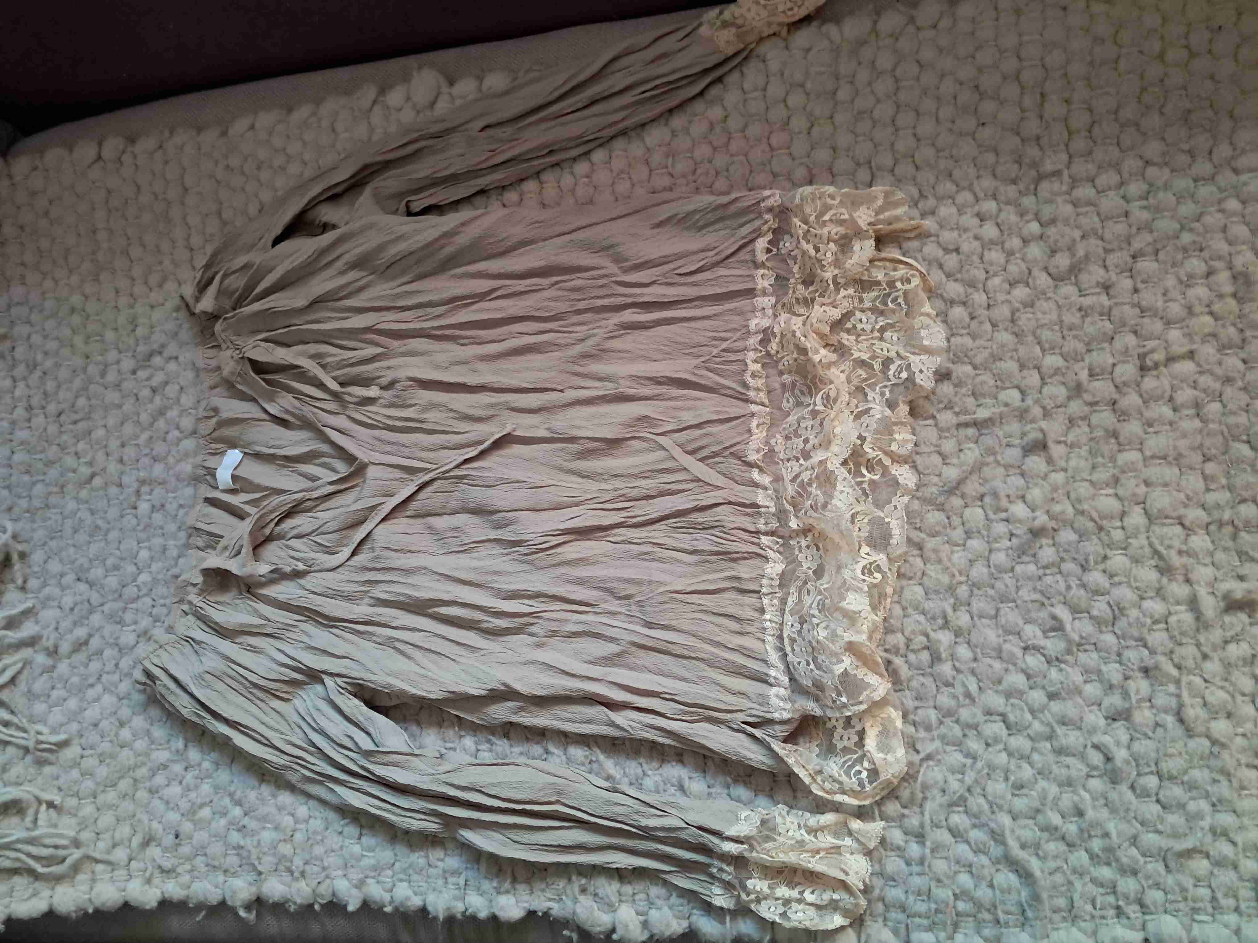 Blusa beige con encaje - miniatura 2