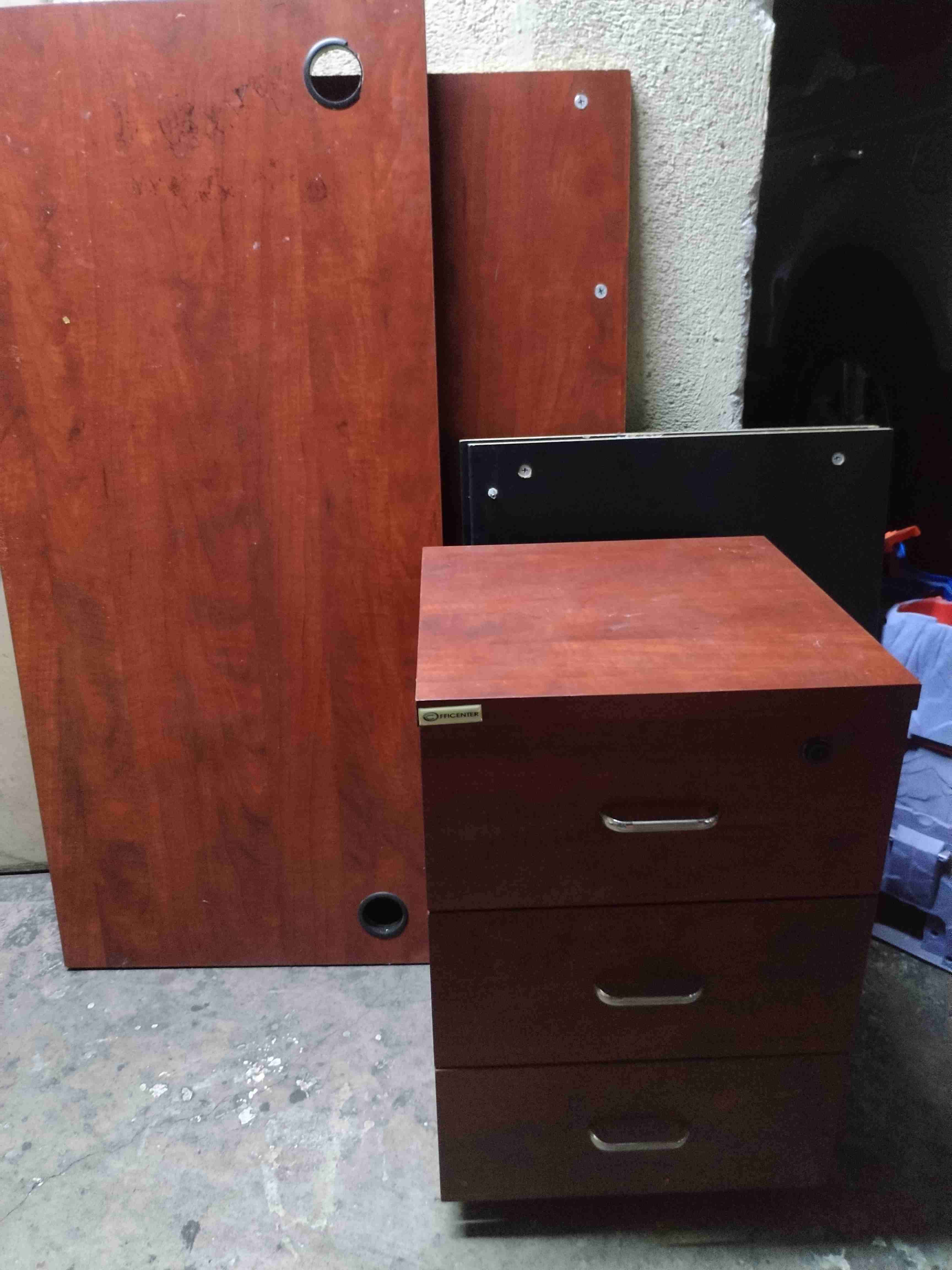 Escritorio de oficina con cajonera