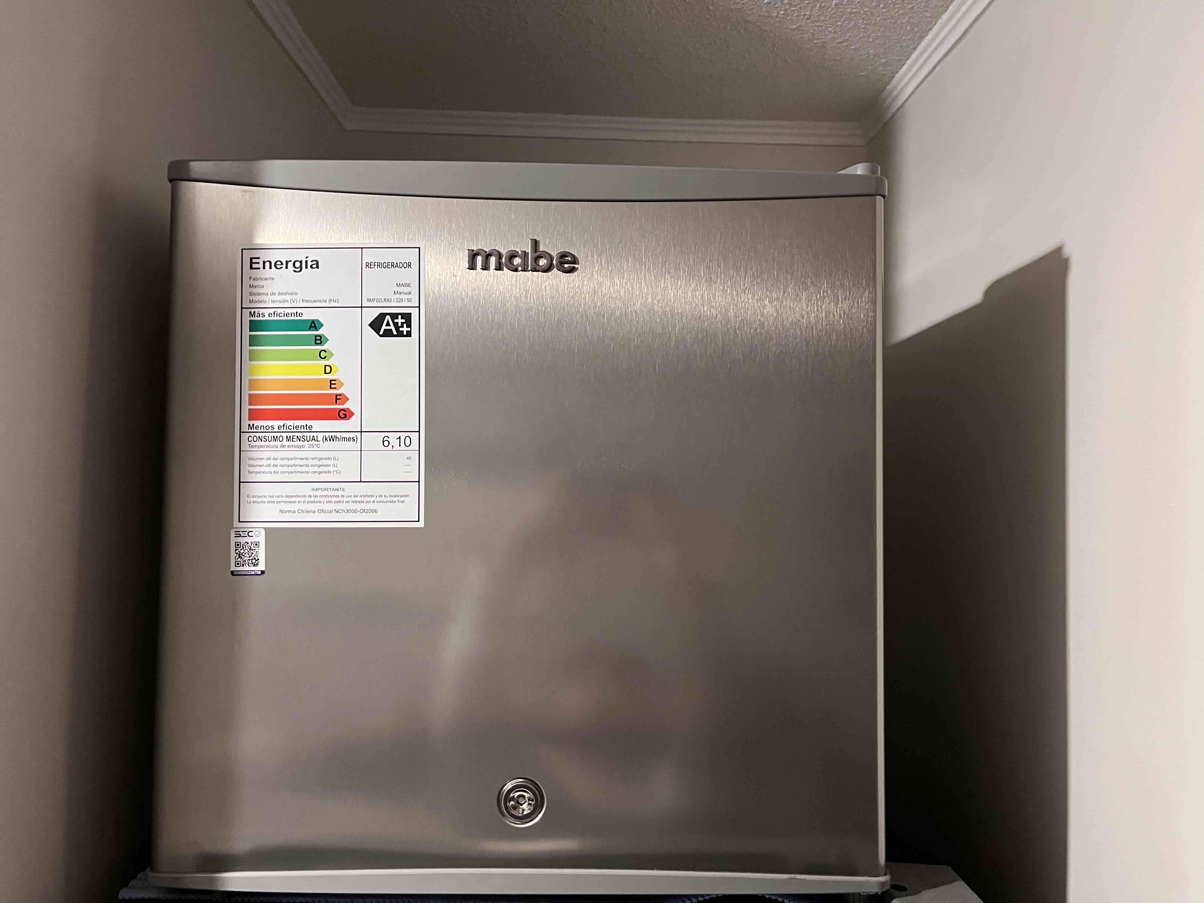 Mini refrigerador Mabe plateado