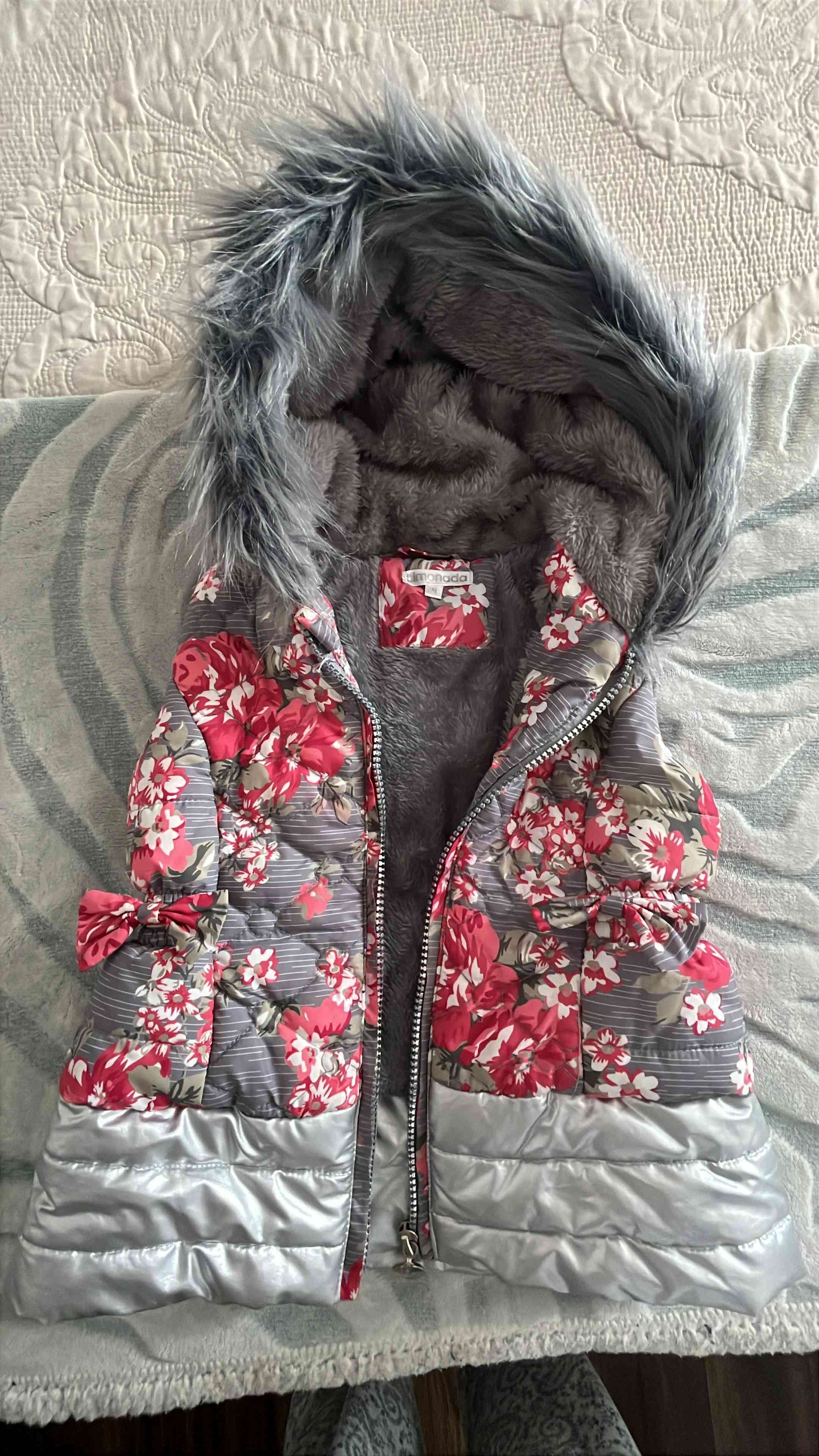 Chaqueta infantil con capucha peluda talla 4