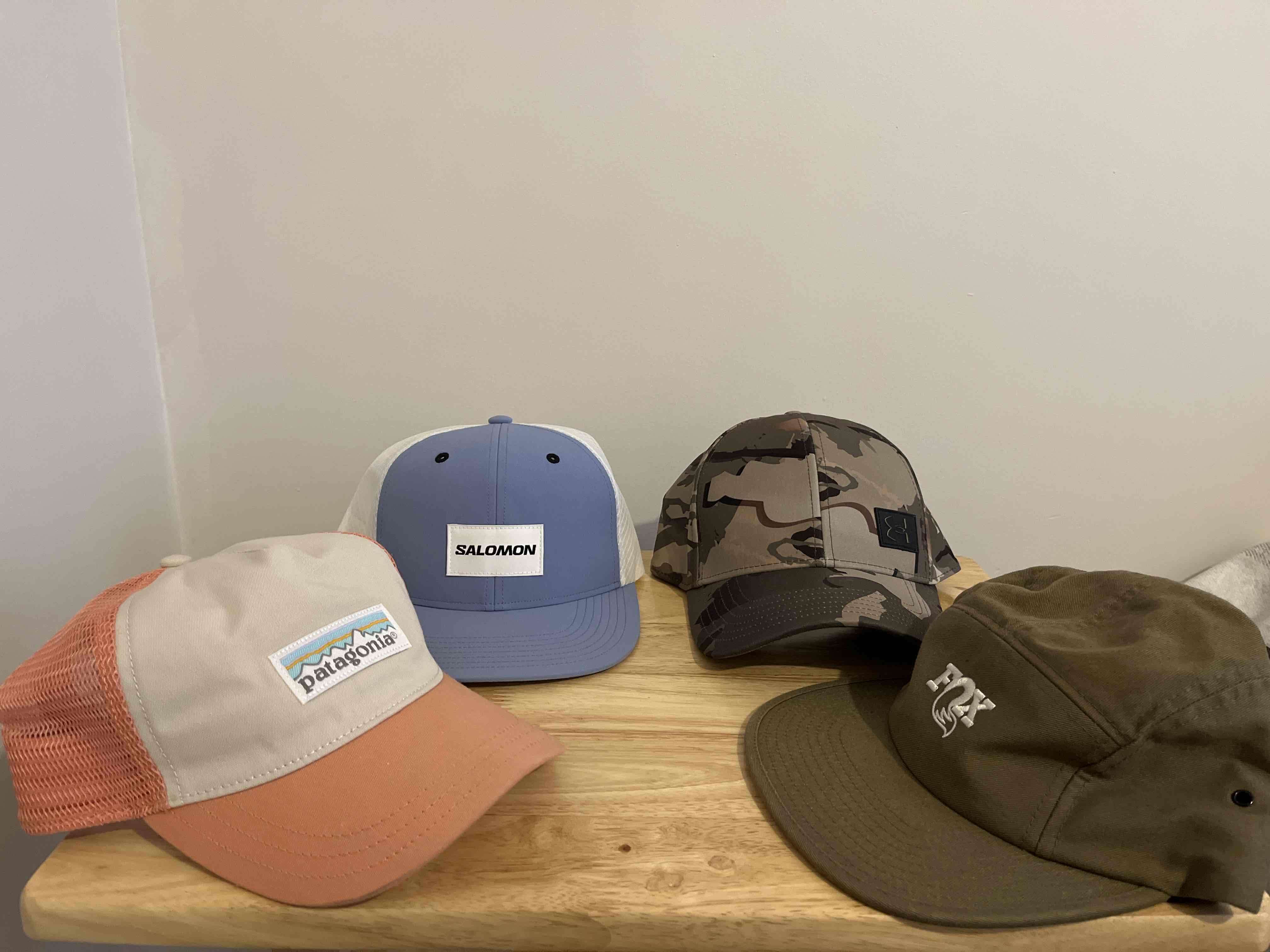 Lote de cuatro gorras variadas - miniatura 1