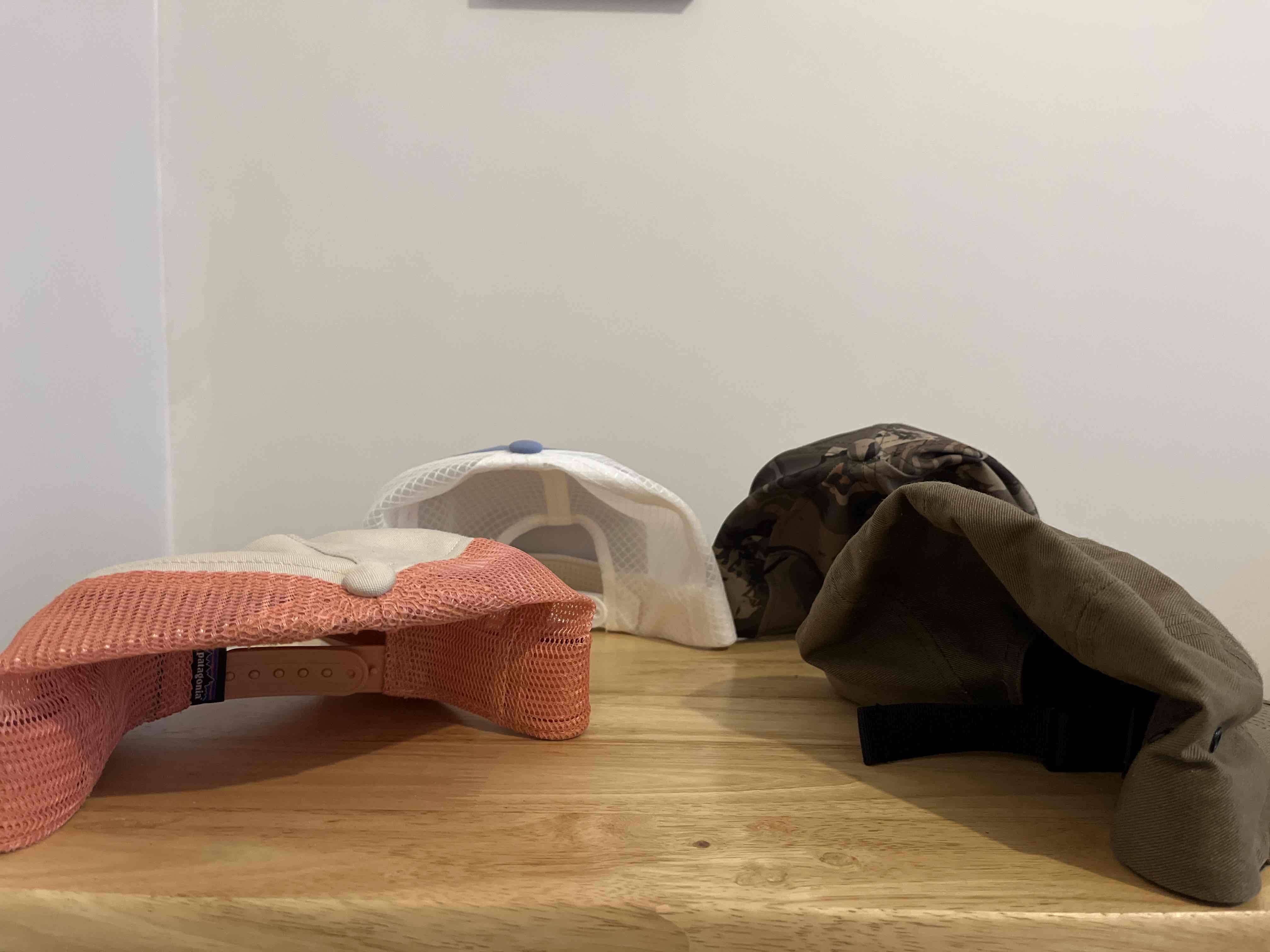 Lote de cuatro gorras variadas - miniatura 2