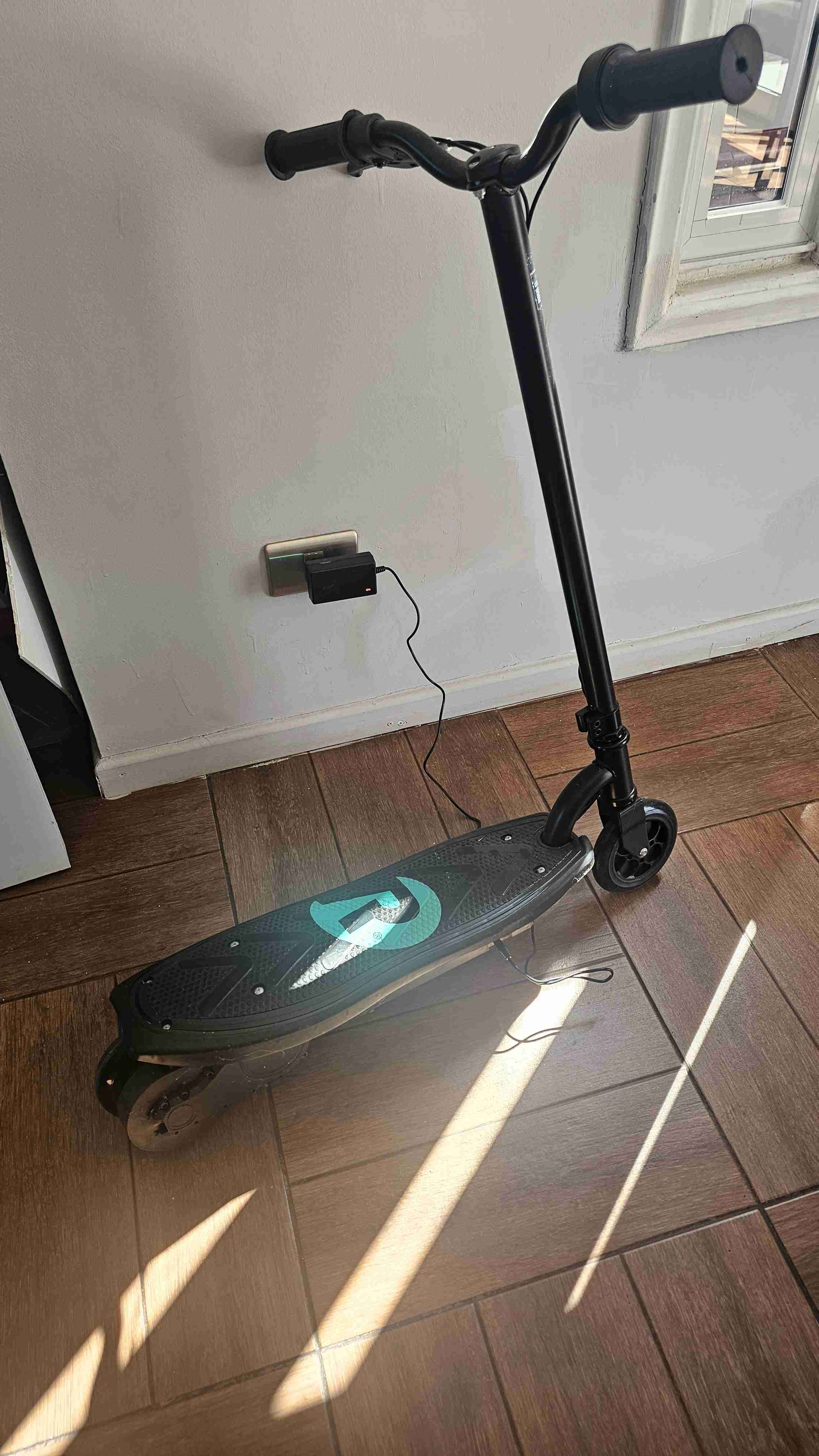 Scooter eléctrico negro en buen estado