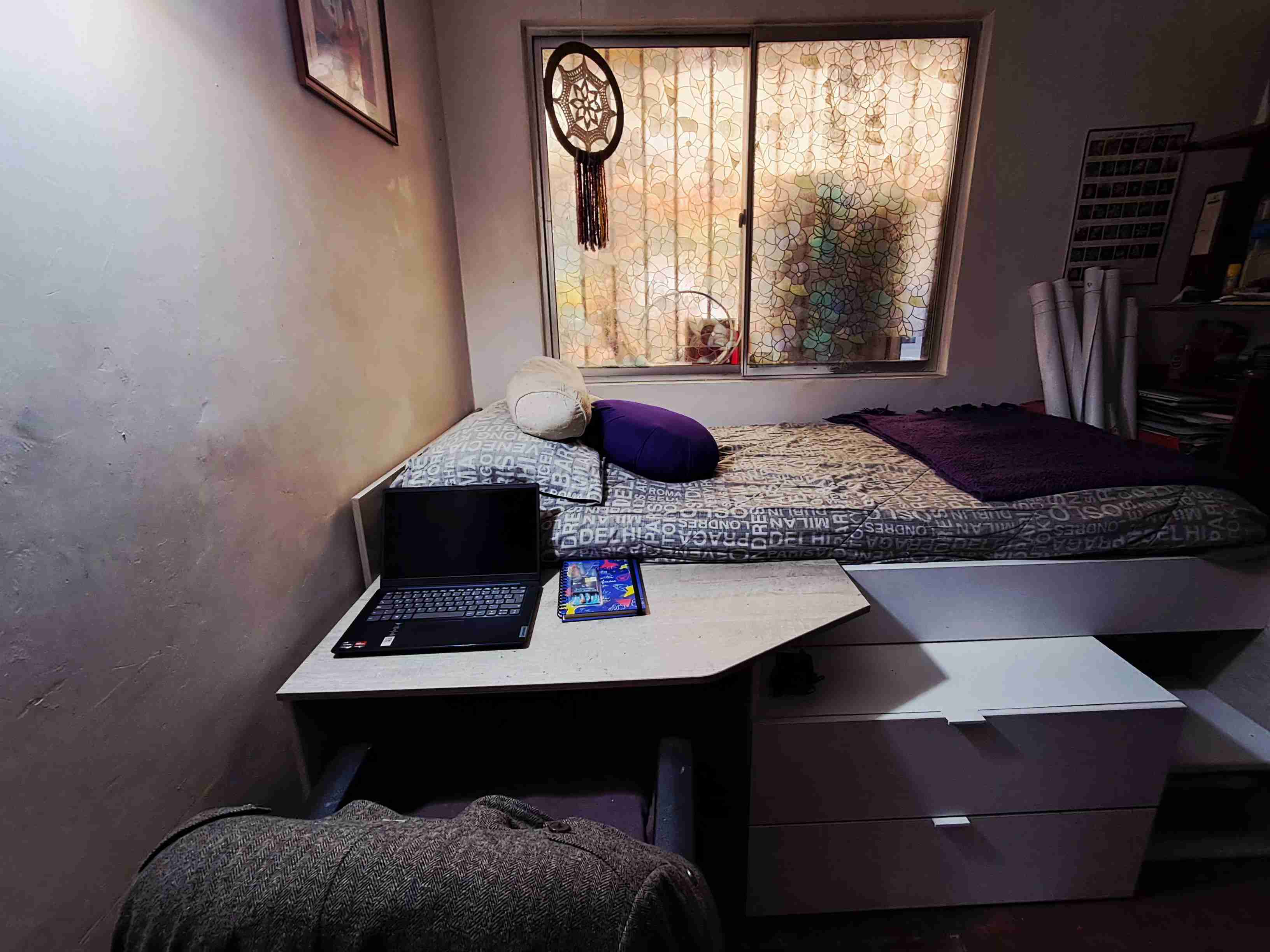 Cama con escritorio y cajones