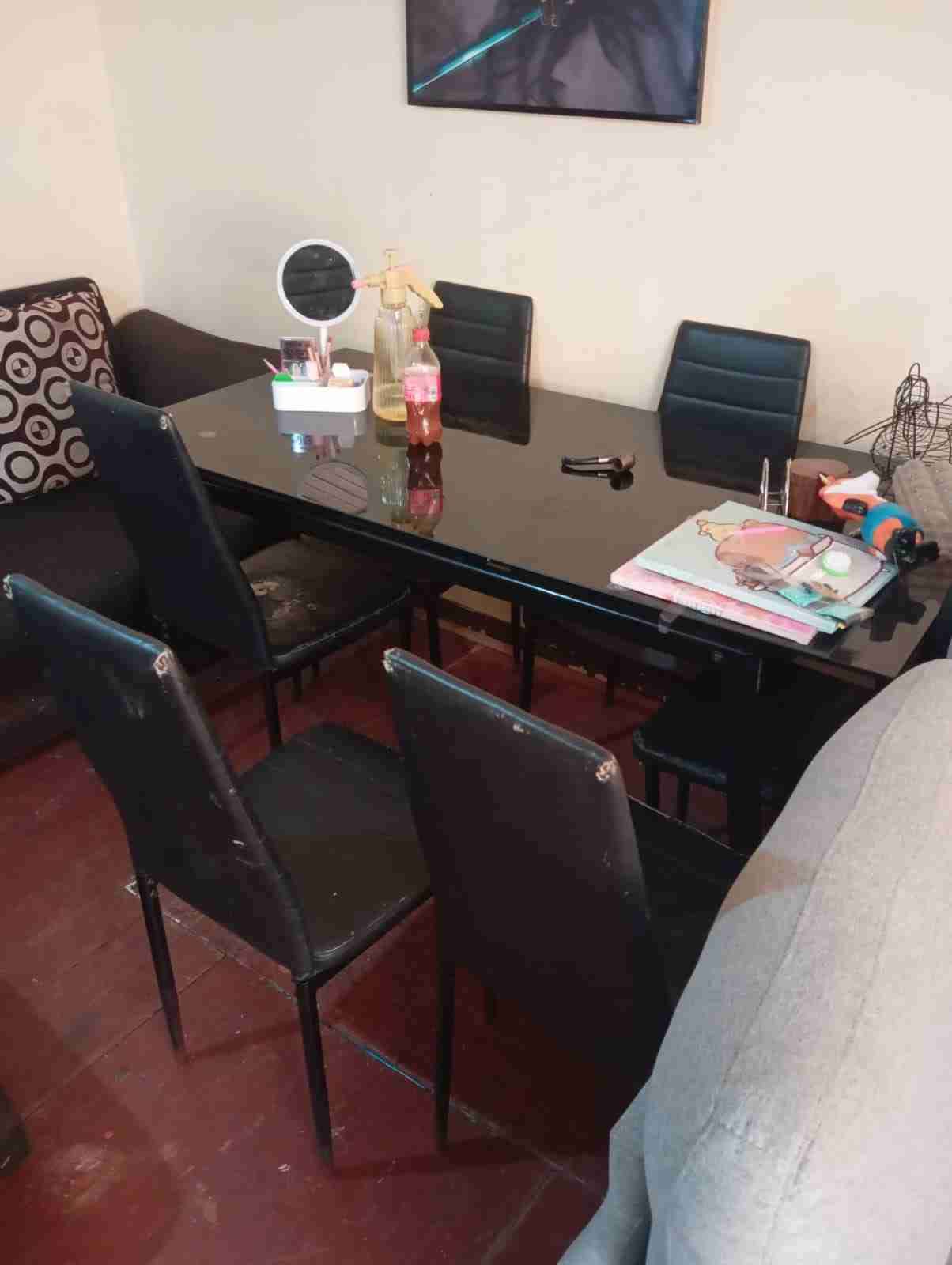 Mesa comedor con sillas negras