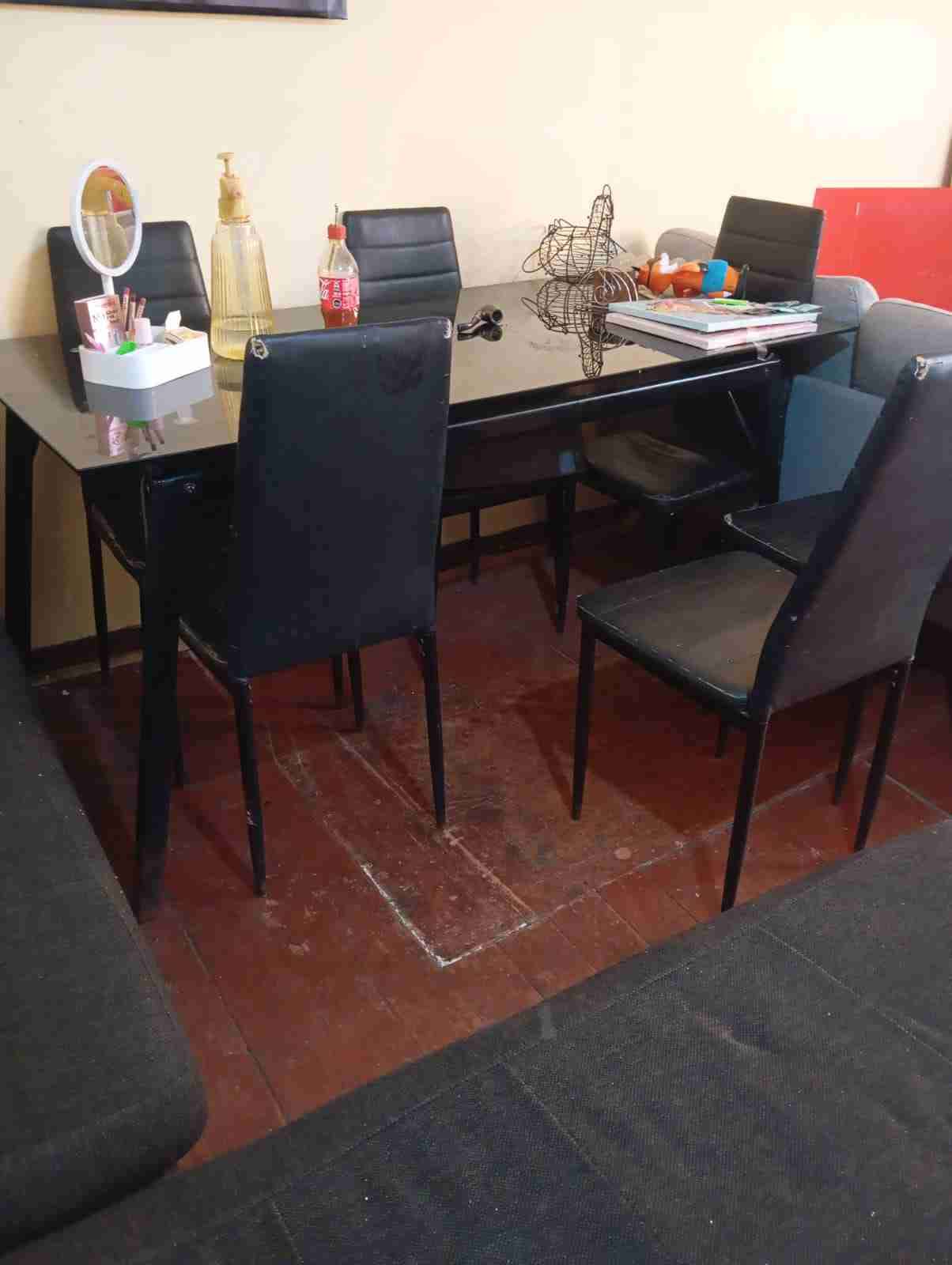 Mesa comedor con sillas negras - miniatura 2