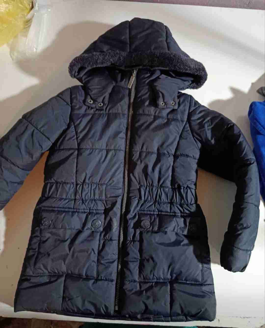 Parka azul con capucha