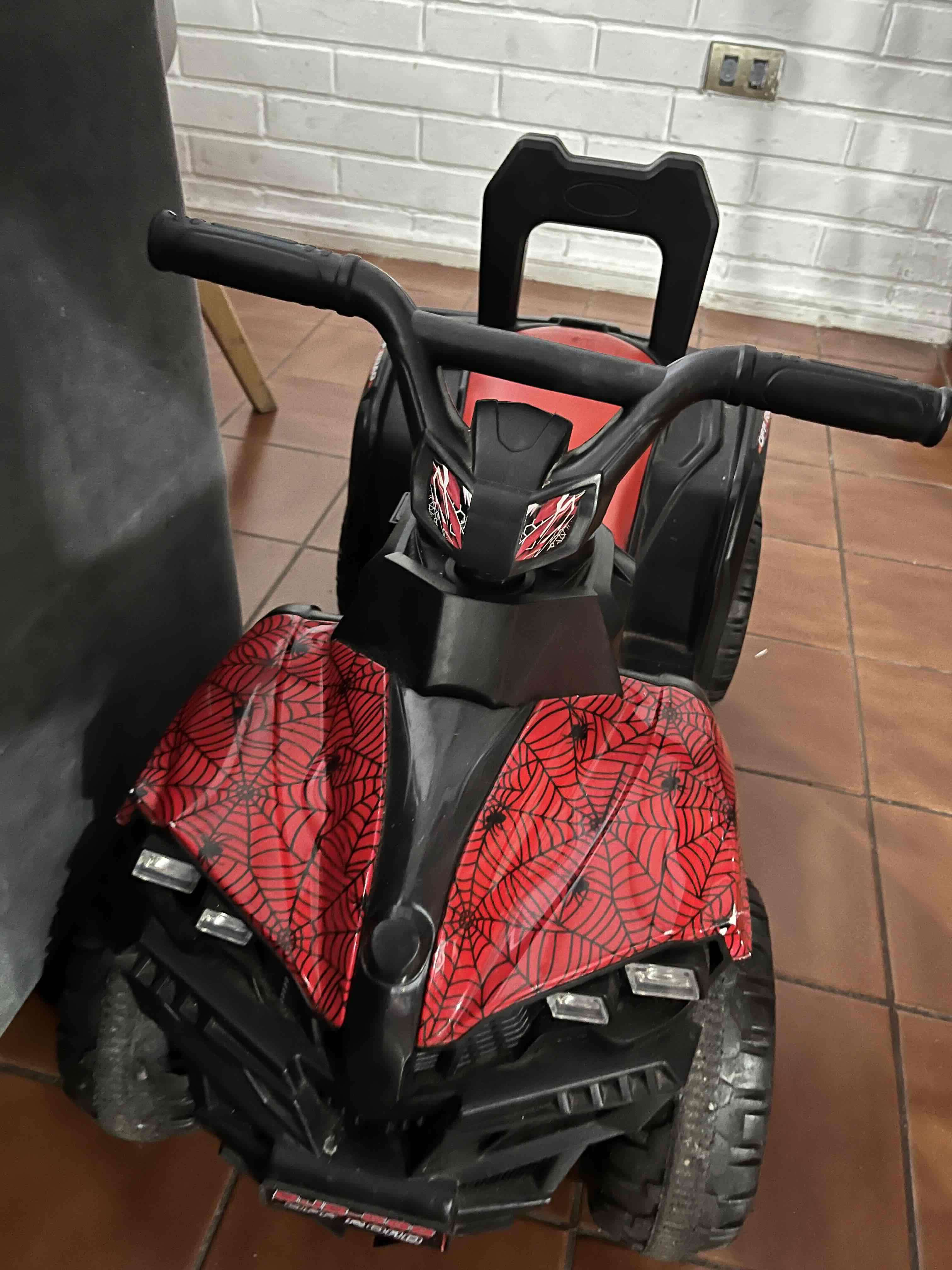 Cuatrimoto eléctrica infantil roja