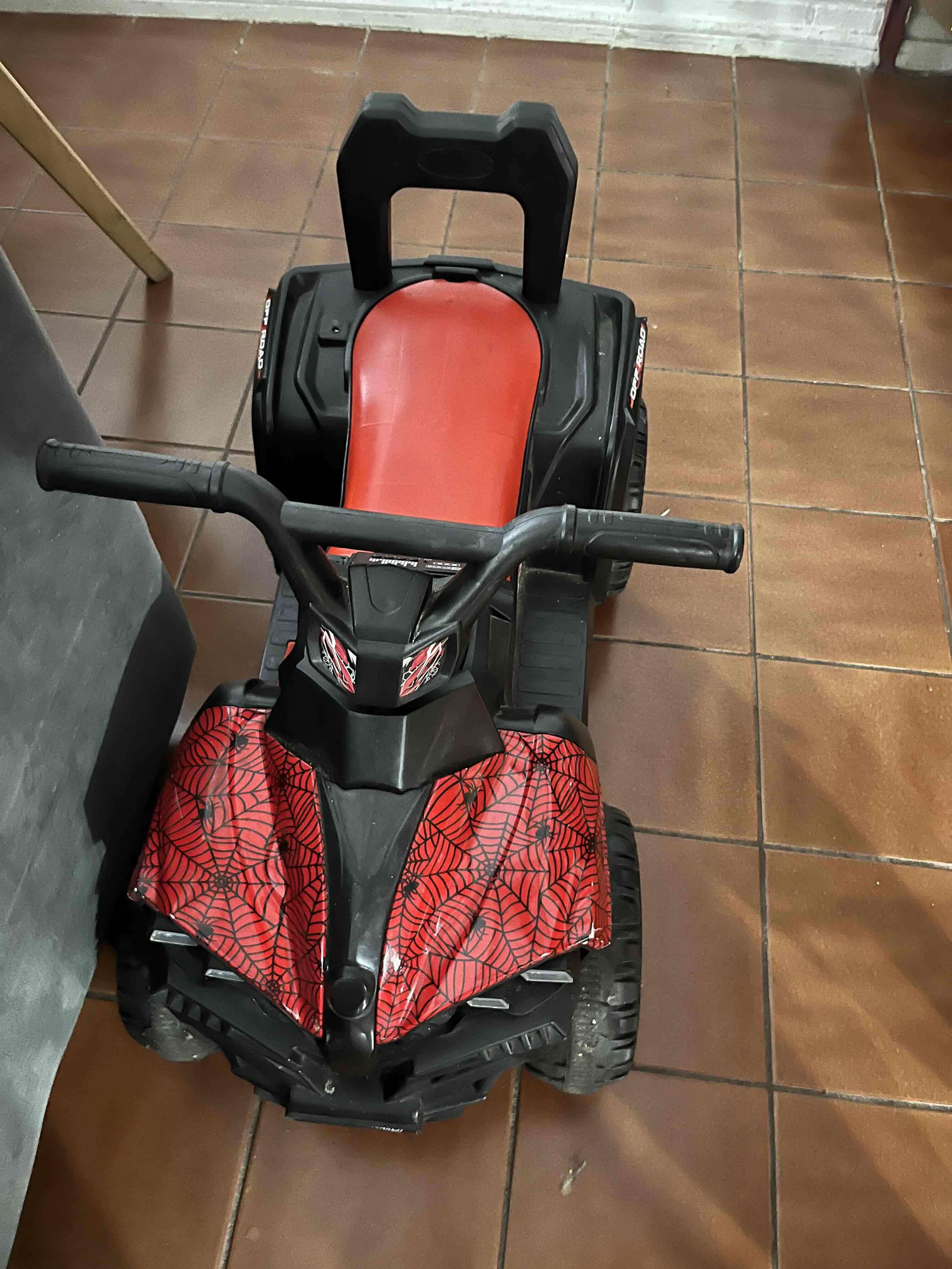 Cuatrimoto eléctrica infantil roja - miniatura 3