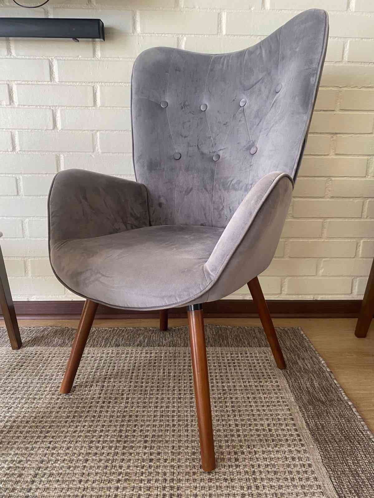Sillón gris de diseño elegante