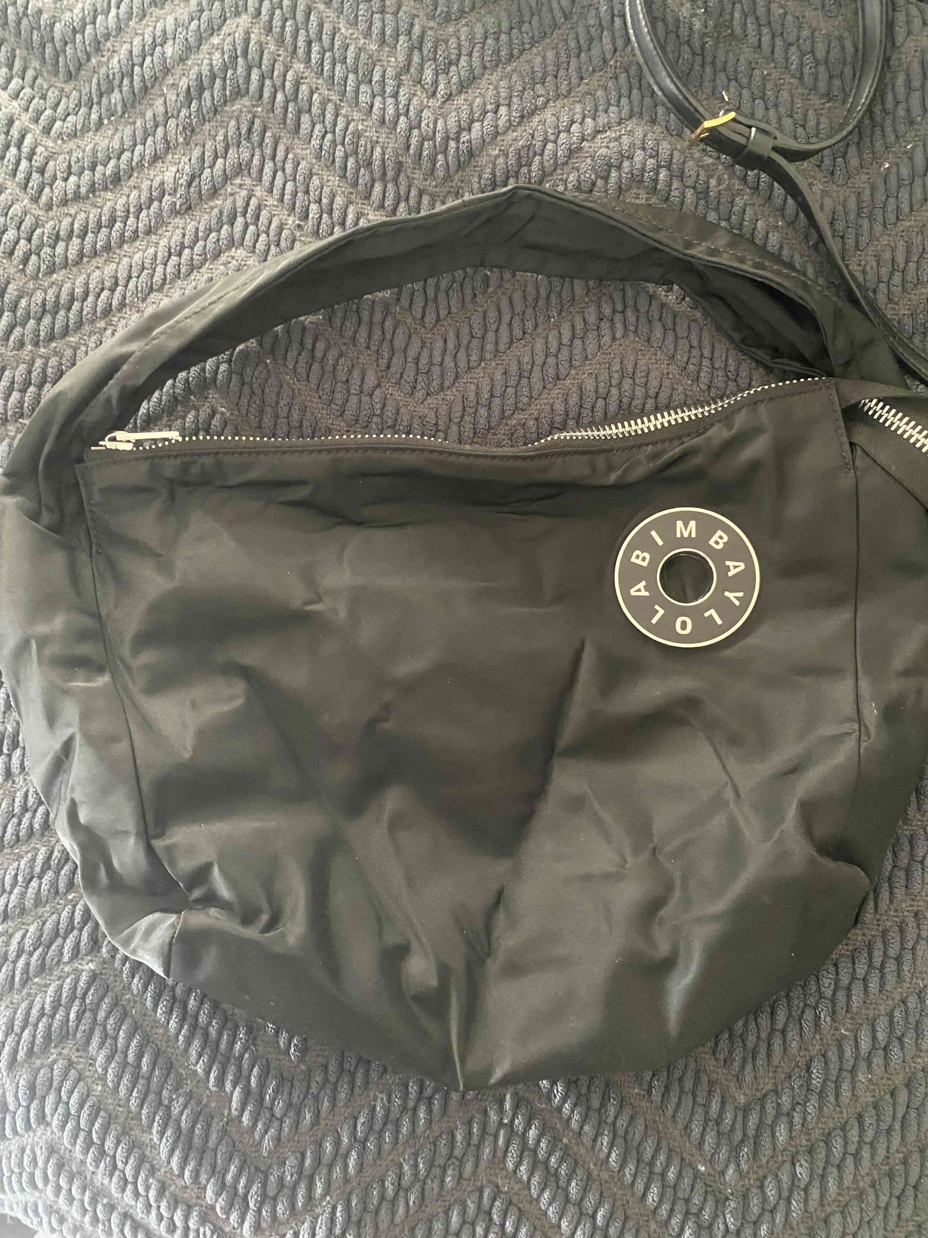 Bolso negro con logo