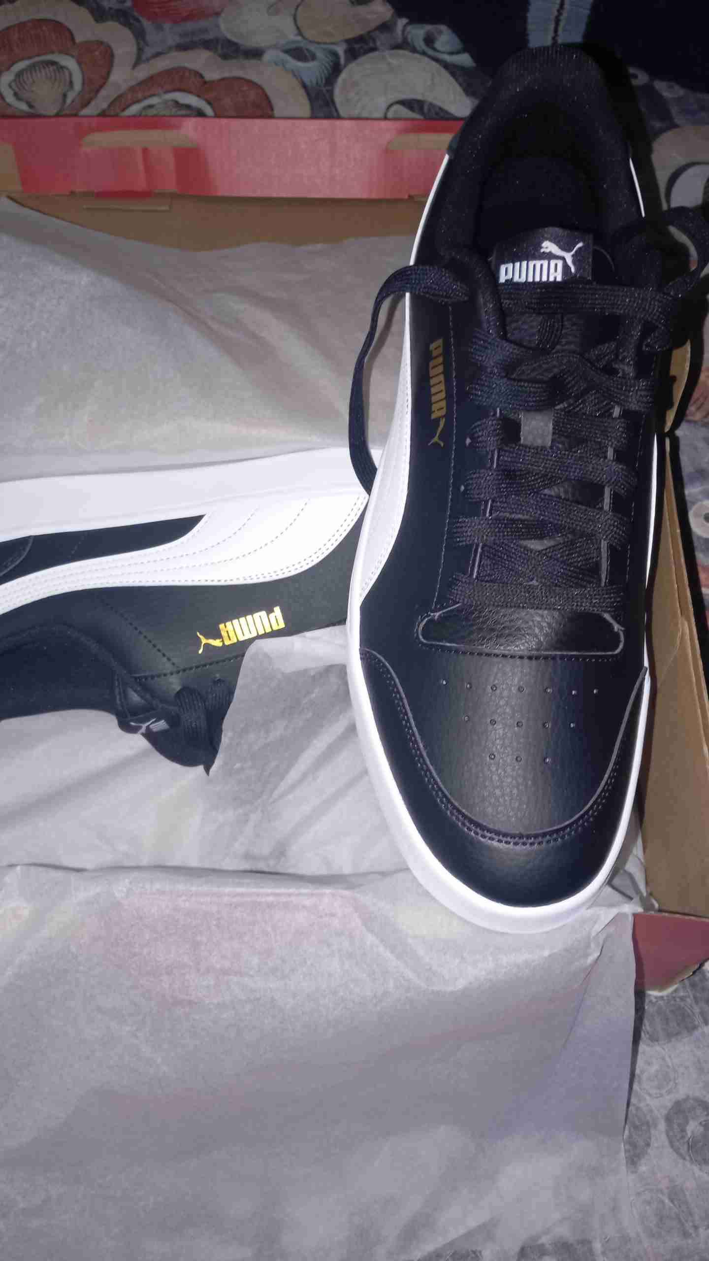 Zapatillas negras y blancas nuevas - miniatura 2