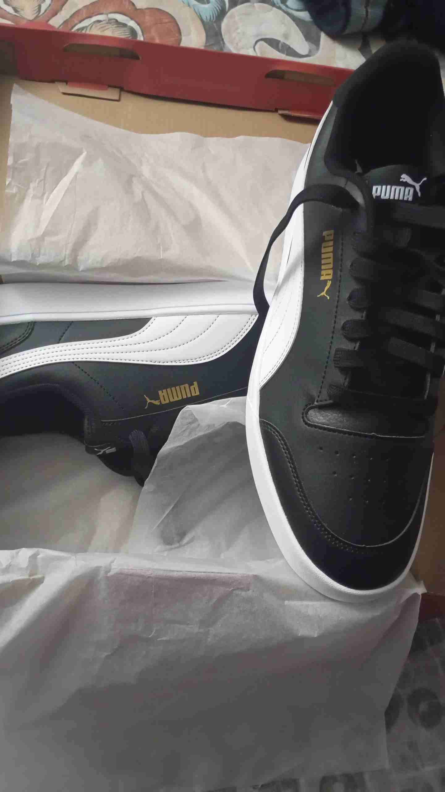 Zapatillas negras y blancas nuevas - miniatura 3