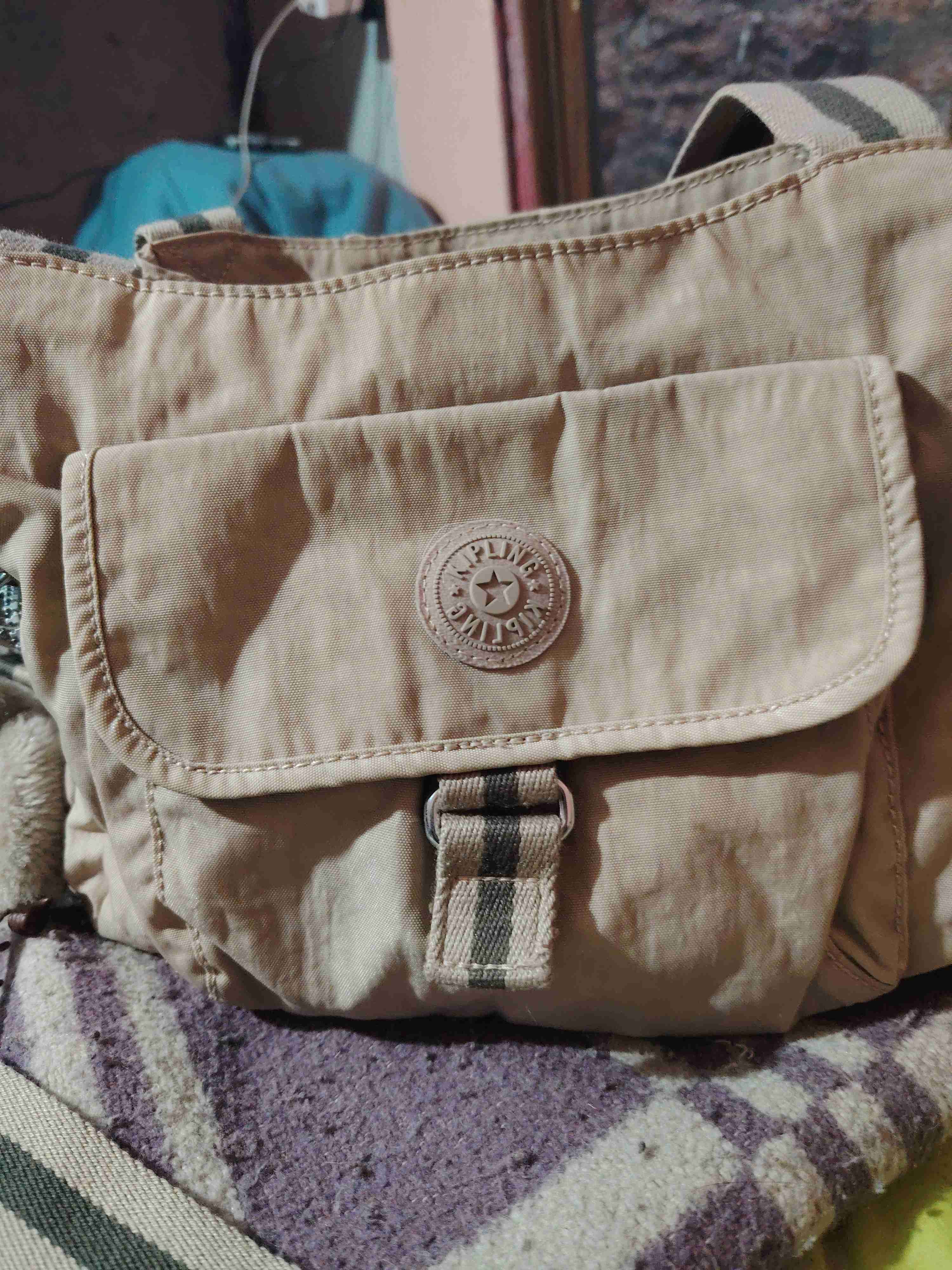 Bolso Kipling beige con logo
