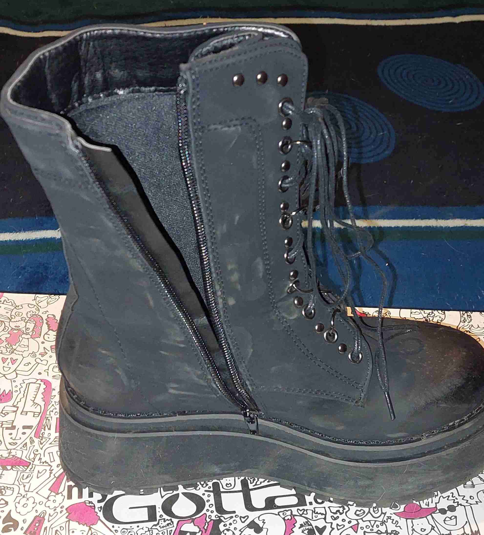 Botas negras con plataforma y tachas - miniatura 2